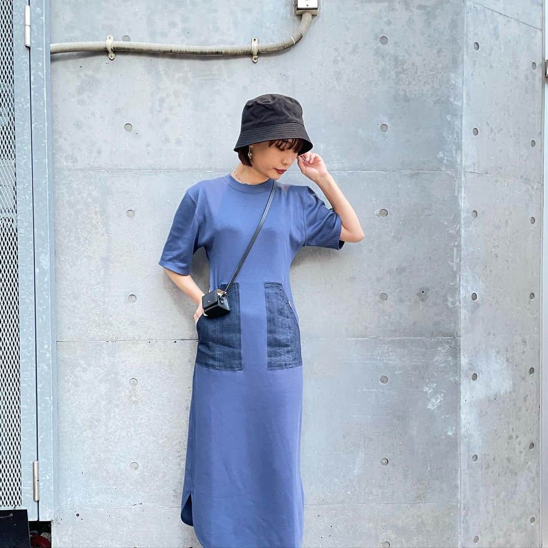 MIDWEST TOKYO WOMENのインスタグラム：「@photocopieu . DANIELLE POCKET JERSEY DRESS ¥29,000(+Tax) FREE SIZE BLUE,OFFWHITE . スタッフ身長163cm . #photocopieu #フォトコピュー #kijimatakayuki #キジマタカユキ #murral #ミューラル #スウェットワンピース #バケットハット #ミニバッグ #midwest_official」
