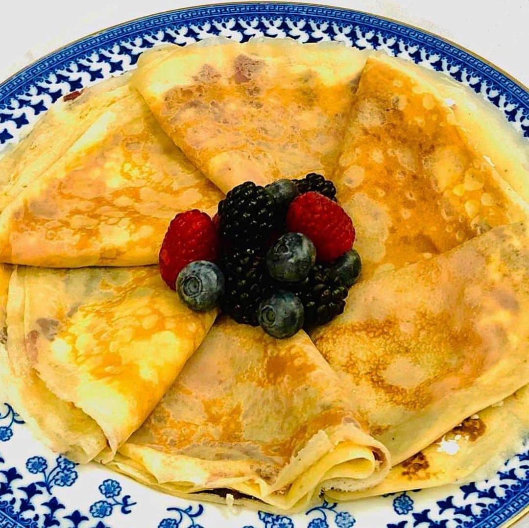 ロイヤル・ファミリーのインスタグラム：「The Royal Chefs have suggested three ways to serve pancakes this #PancakeDay. Follow the link in our bio for full recipes, and take a look at our stories for a pancake recipe with an extra special twist 🥞  🍓Jam and cream pancakes 🍋Classic lemon and sugar pancakes 🧀Savoury ham, leek and cheese pancakes   Enjoy and we hope you have a peaceful #ShroveTuesday」