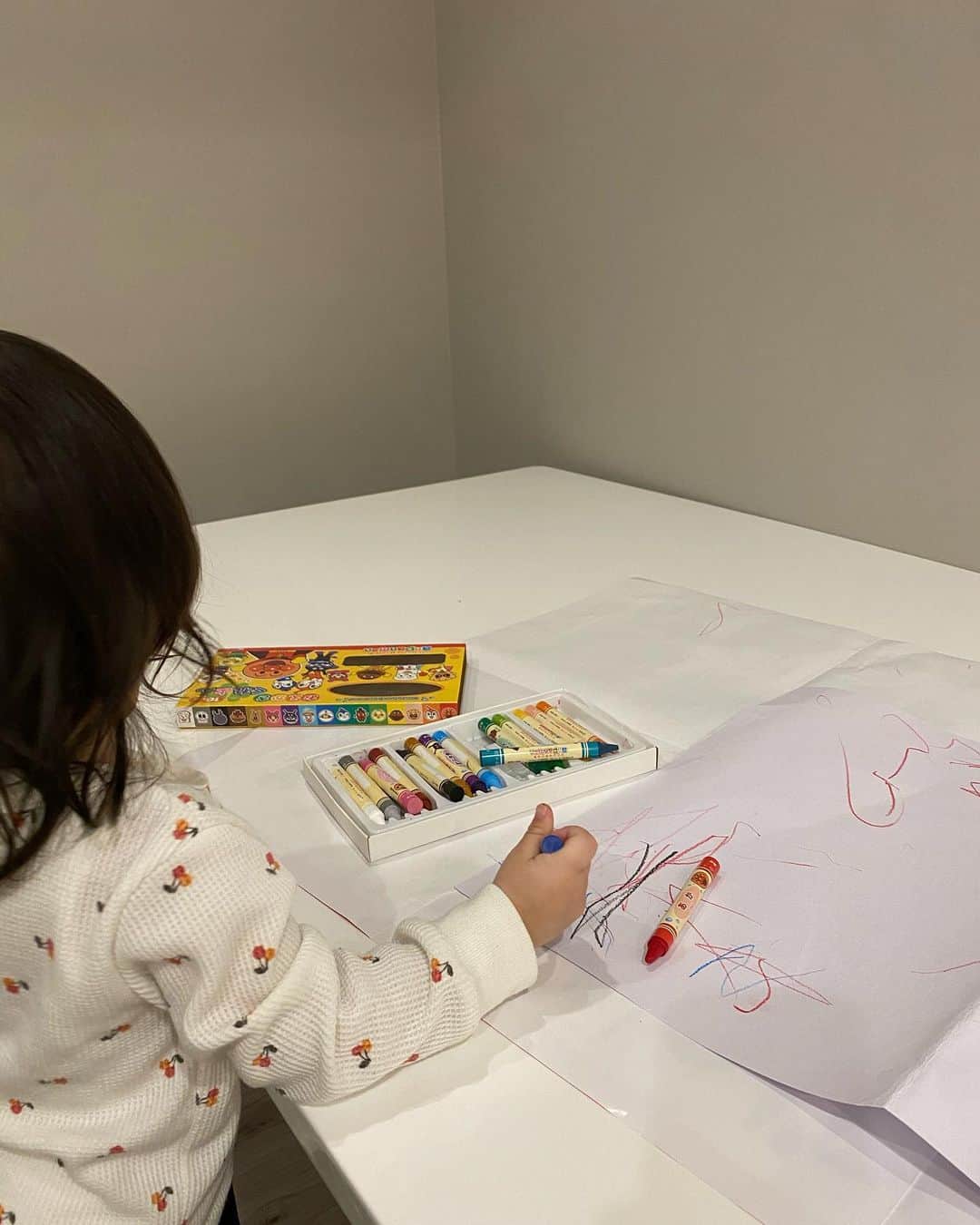 畠中清羅 のインスタグラム：「🖍も大好きなアンパンマン❤︎  今はまだ行けなさそうだけど 少し落ち着いたらアンパンマンミュージアム 連れて行ってあげたいなぁ👶🏻🤍  多分すっごく喜ぶね😍✨  #1歳8ヶ月 #アンパンマン #クレヨン遊び」