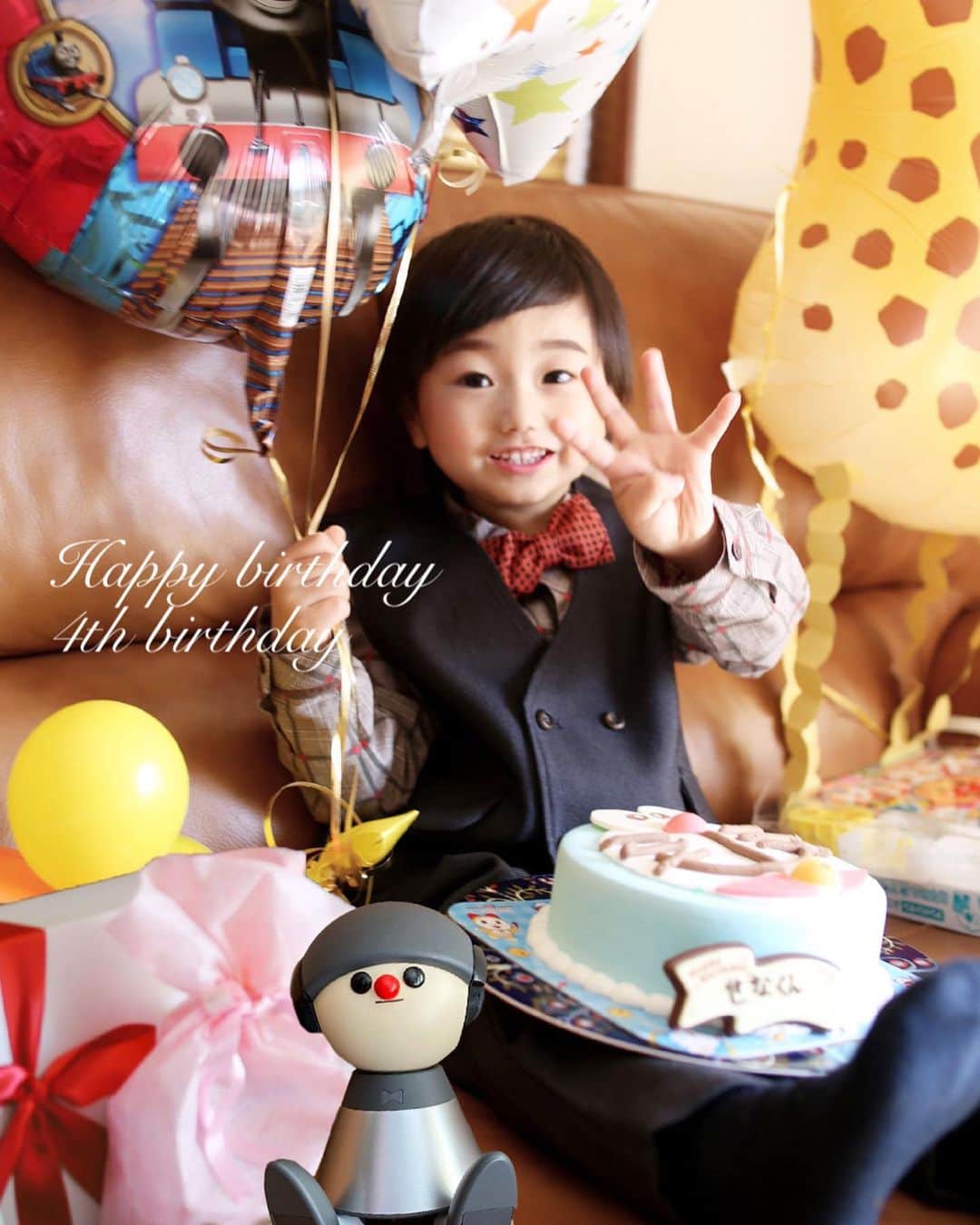 amiのインスタグラム：「． My son's 4th birthday  ． 先日、2月2日は息子4歳の お誕生日でした〜🎂🎁  お誕生日はみんなでケーキを食べて プレゼントをあげて楽しく過ごせました👦  気が付いたら大きくなって♡ もう4歳かぁ〜しみじみ…  ． 息子へのプレゼントは色々悩んだんだけど…  ★おしゃべりロボットのチャーリーくん ★risuのタブレット ★めばえ ★知育お菓子 ★名入れブランケット ★風船🎈  にしました〜💕  ． どれも喜んでいたけど、特に 喜んでいたのはチャーリーくん❤︎ @charlie_yamaha_official  喜んでおしゃべりしてます🥺👏笑 その姿が可愛くて♡  4歳も素敵な1年になりますように〜  1.2.3歳の時の写真も載せて見ました👦 スワイプしてみてね→  ． #4歳のお誕生日#誕生日#息子の誕生日#男の子ママ#男の子#お誕生日会#バースデー#バースデーパーティー#息子の成長記録#息子が大好き#息子の成長#4歳の誕生日プレゼント #男の子#MyCharlieYamaha#charlie_yamaha_official #チャーリーモニター #PR #ヤマハ」