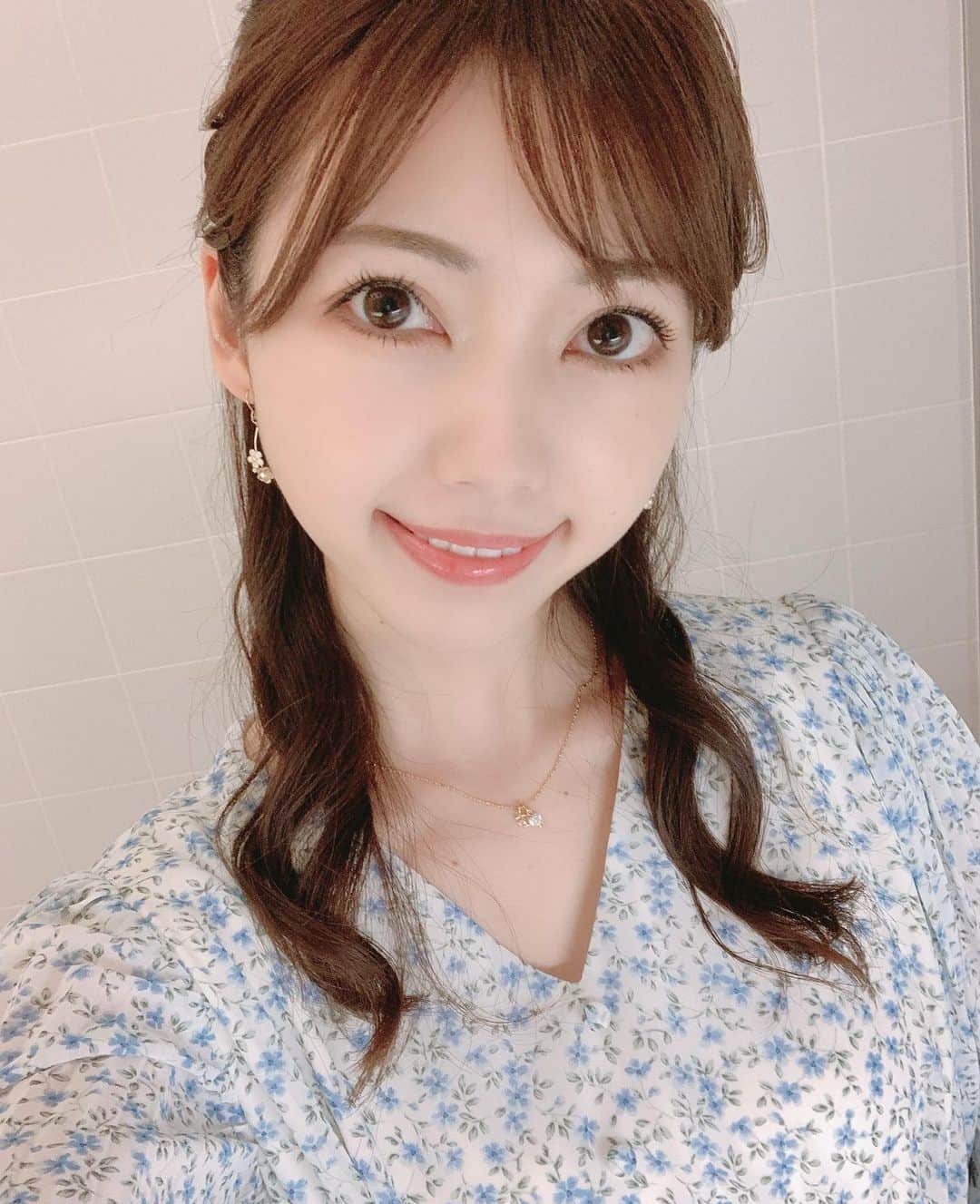 川又智菜美のインスタグラム：「.﻿ 最近、全然行ってないからか海外旅行欲がわき、﻿ いろんな国の絶景写真をみています👀﻿ ﻿ 皆さんは一生に一度﻿ 行ってみたい場所やみてみたい景色はありますか？💫﻿ ﻿ 私は一度で良いのでオーロラをみてみたいです☺️💓﻿ ﻿ 写真はこの間の衣装🌸﻿ 小さな花柄が可愛かったワンピースです👗💙﻿」