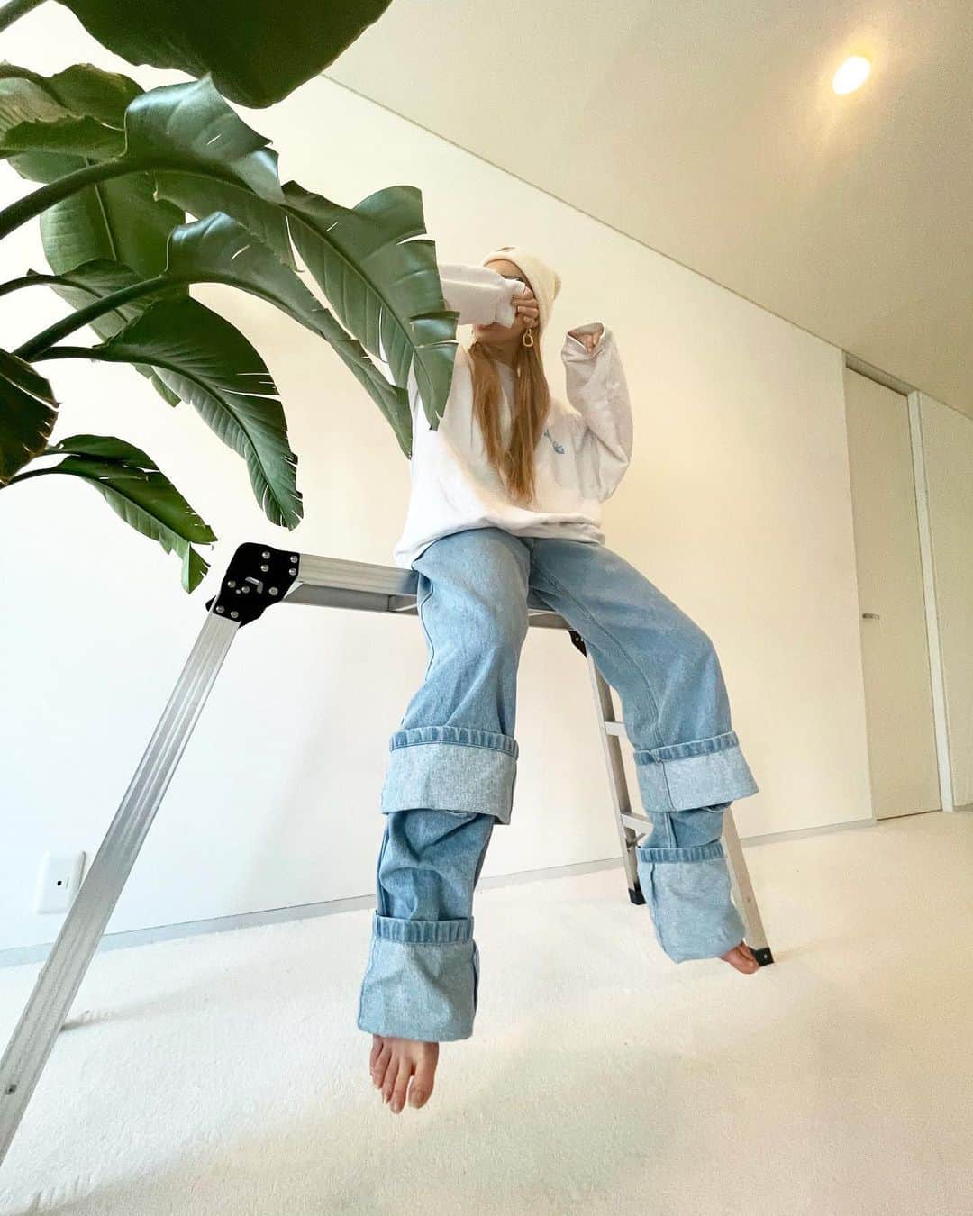 MARISさんのインスタグラム写真 - (MARISInstagram)「I’m in love with  these 👖@yproject_official 🔥  #denim #jeans #fashion #ootd #stayhome #yproject_official #yproject #fashion #outfit #home」2月16日 18時41分 - marristea