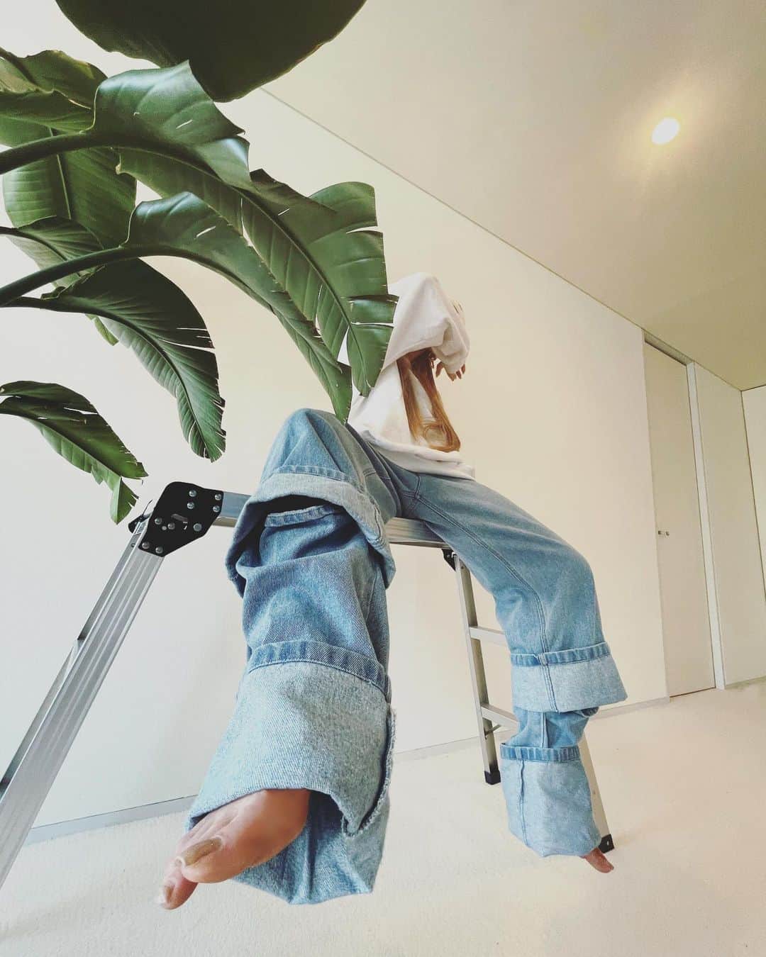 MARISのインスタグラム：「I’m in love with  these 👖@yproject_official 🔥  #denim #jeans #fashion #ootd #stayhome #yproject_official #yproject #fashion #outfit #home」