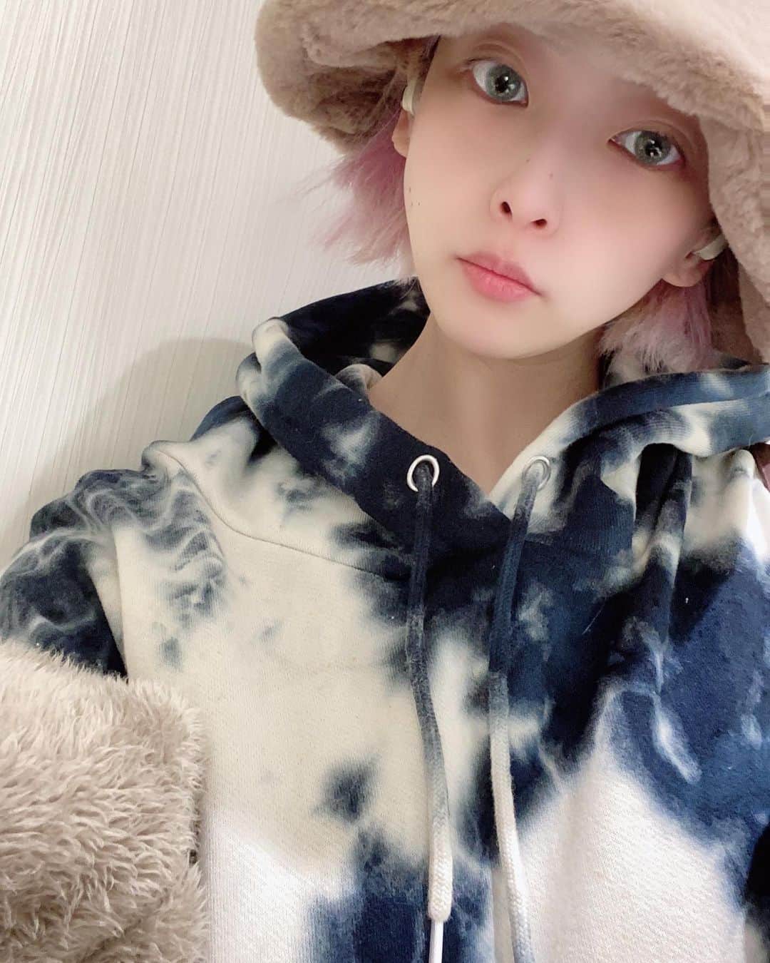 大谷雅恵のインスタグラム：「ブラックで染めたけどネイビーだな。  でも可愛いと思うんだな。  #タイダイ #夏だけじゃないよ #tiedye」