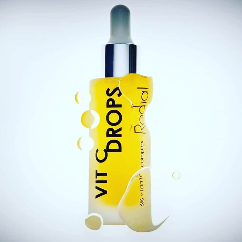 ロディアル Rodial Japanのインスタグラム：「「VIT C ブースタードロップス」 ⠀ ⠀ ⠀ 〈商品説明〉 安定型ビタミンC複合体を6%もの⾼濃度で配合した濃縮美容液。 ⠀ ⠀ ビタミンCが肌のキメを整えなめらかな肌印象へ。 ⠀ ⠀ 気になるエイジングサインにアプローチするとともに、クリアで輝く健やかな肌へと導きます。 ⠀ ⠀ ブースターとして、美容液としていつものお手入れにプラスワン。 ⠀ ⠀ ▼お悩み・効果▼ 【ハリ・弾力】【ツヤ】【集中ケア】 ⠀ ⠀ ⠀ 〈ご使用方法〉 毎朝晩、化粧水で肌を整えた後、２〜３滴を⼿に取り、顔全体から⾸元に⽬元を避けて丁寧になじませます。 ⠀ ⠀ ⠀ ⠀ VIT C ブースタードロップス（31mL） ¥ 16,500(税込) ⠀」