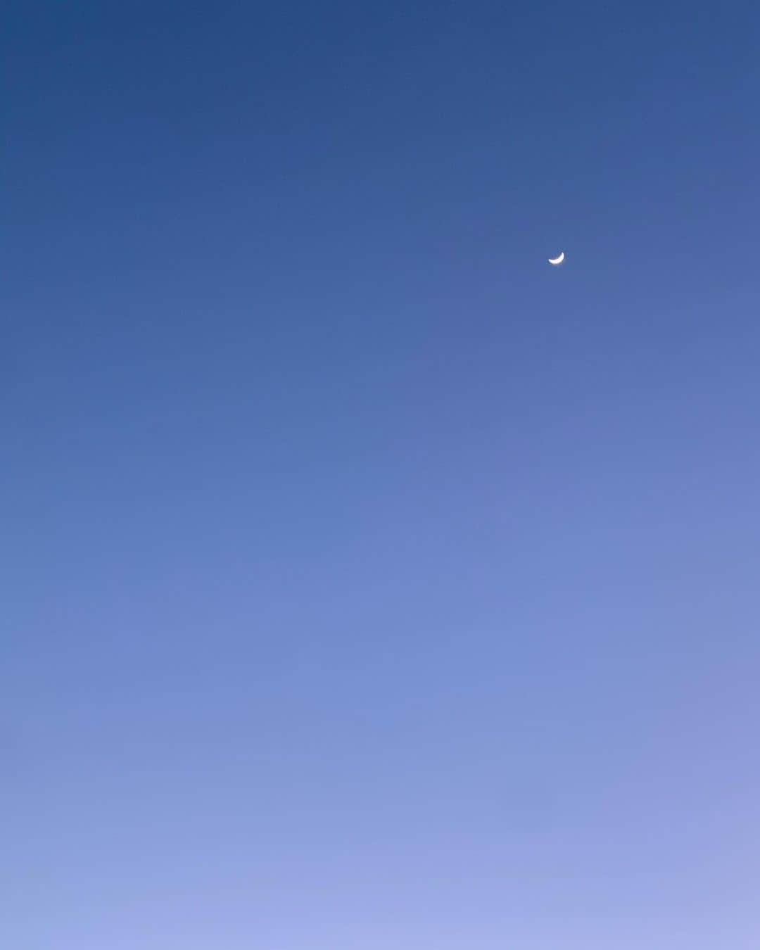 花盛友里のインスタグラム：「There it is! Another gift from the universe🌑🪐💫  三体読み終わって、宇宙について考えてる。壮大や！」