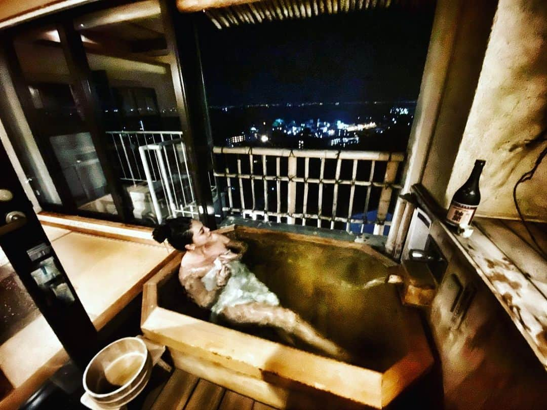 遊海 Yuumiさんのインスタグラム写真 - (遊海 YuumiInstagram)「Relaxing moment @yuzanso ♨️ Japanese love hot spring and @yuzanso ryokan have big bath and also private hot spring in the room with beautiful Biwako view ♨️ リラックスの時間を　@yuzanso 日本人の愛する温泉♨️をおごと温泉雄山荘では大浴場だけではなく、お部屋からも楽しめて、琵琶湖を見ながら自分だけの時間を楽しめます❤️ プライベートのとっておきなひと時❤️ #yuzanso2021 #yuzanso #雄山荘　#biwako #琵琶湖　#滋賀県　#shigaprefecture #yuumitravel #travel #japan #visitjapan #historical #shiga #yuzansoryokan #温泉　#温泉女子 #旅行」2月16日 18時44分 - yuumi_kato