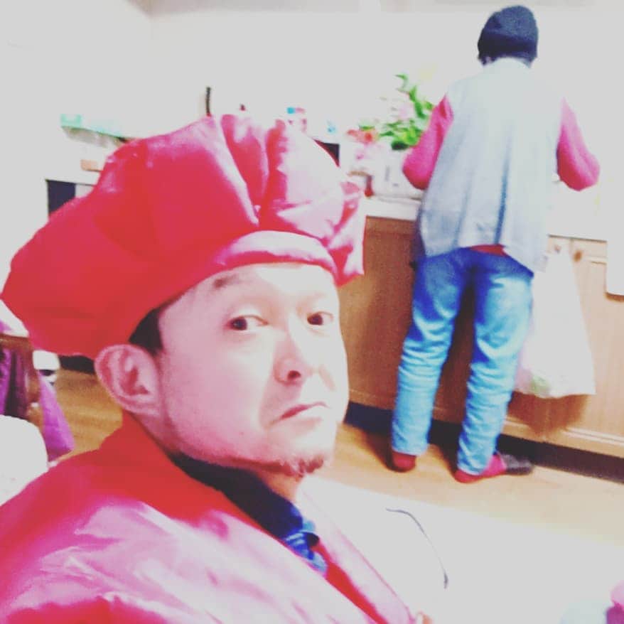 松本隆博のインスタグラム：「。 還暦の報告を実家に しに来ました。 回転寿司を食べようじゃないか となりまして。 (^-^) イチローに行こう！そうしよう と意見が一致、地図を検索しても ｢あれぇイチロー潰れた？｣ ｢無くなってるでイチロー｣ ｢おかしいなぁイチロー行きたいなー｣ ないなぁ~~~イチロー。。 : 気づくまで相当の時間が 必要でした、、 なかなかの親子です(^ ^)」