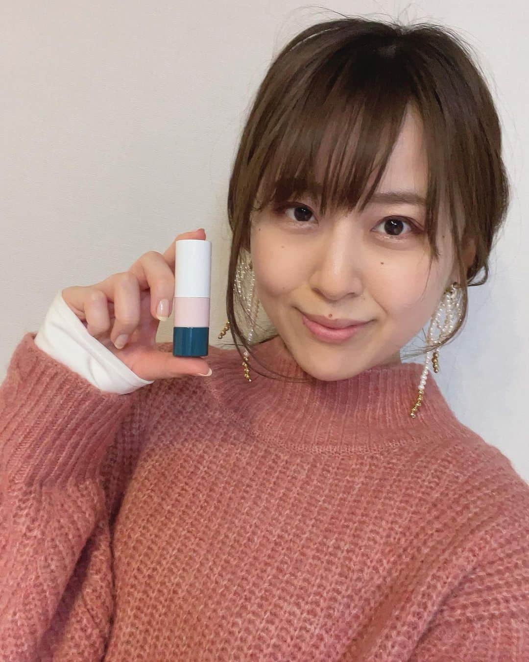 磯田彩実さんのインスタグラム写真 - (磯田彩実Instagram)「. . マスクであまりコスメを使わなくなった分、 最近は持っていて気分が 上がるアイテムを買ってます💄🤍. . . 特にリップ💋. 色付きは久々😍. 去年のAWで発売したカラーだけど、 ブルベなので採用です✨. 再販しててラッキー🤍. ついにリフィルも出てました！💄. . あとこのケースは限定ラインの中で 唯一ピンクが入ってるの😋💓. 春に向けて、良い気分になれそう🌸. . #ルージュエルメス#ローズニュイ#54#hermes . . . もう一つは色付きより さらに使う頻度が上がっている リップバーム💄🤍. カラーコスメを使わない分は、 ケアコスメに投資🌷. . バレンタイン限定の キラキラケースに一目惚れして、 ゲランデビュー😊💓. . #ゲラン#ルージュジェ#リップバーム#00#guerlain . . . #ルージュディオールバーム も愛用中です💋. #dior#000. . . . 好きなリップの話でした💋💄🤍. . . #tvh#アナウンサー#磯田彩実. #outfit#rirandture .」2月16日 18時49分 - ayami_isoda.tvh7