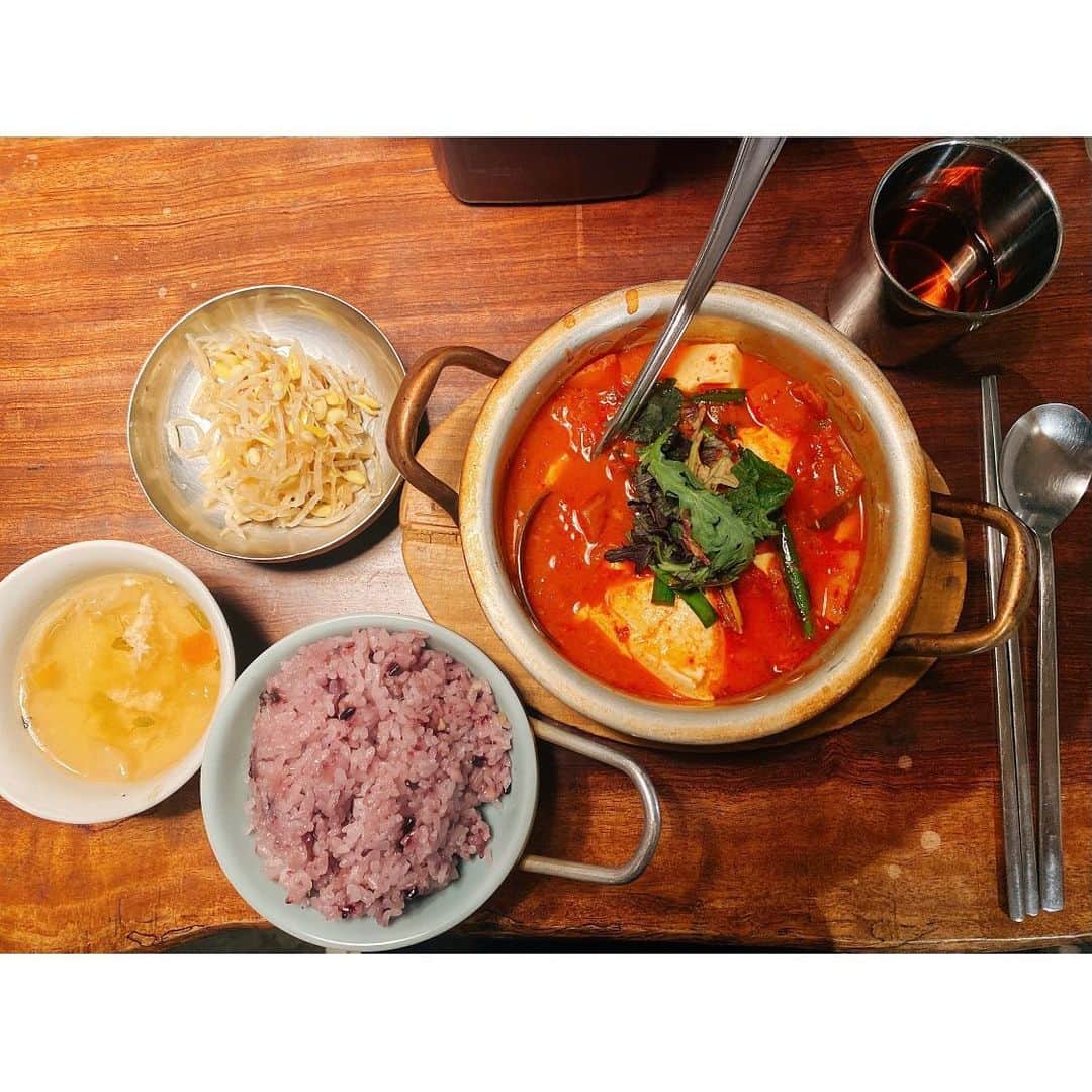 大野南香さんのインスタグラム写真 - (大野南香Instagram)「* 【Healthy Korean restaurant: Hyaku】 Healthy Korean restaurant, Hyaku. I loooove Korean food and luckily found this healthy Korean food restaurant! Vegetarian menus are available especially for Bibimbap (you can ask no meat/eggs)! Home-made seasonings, home-made alcohol, and multigrain rice! Very satisfying🤤  I tried ordering in Korean and it was awkward😂 ︎︎﻿ ︎︎﻿☺︎︎﻿ ︎︎﻿ ︎︎﻿☺︎︎﻿ ︎︎﻿ ︎︎﻿☺︎︎﻿ 【体にやさしい韓国料理屋さん】 自家製の調味料や、薬膳酒、オリジナルブレンド雑穀米がある、健康志向の韓国料理屋さん。特にビビンバはお肉や卵なしのベジタリアン対応メニューもある◎ 韓国料理好きにはたまらん。。。🤤 韓国人の友達と行ったら、箸の置き方が全然違くてびっくりした!!何気ない当たり前が違うって、すごく不思議。  #everydayhappy ︎︎﻿ ︎︎﻿☺︎︎﻿  #koreanfood  #koreanrestaurant  #韓国料理 #healthy #vegetarian #ベジタリアン」2月16日 18時50分 - minaka_official