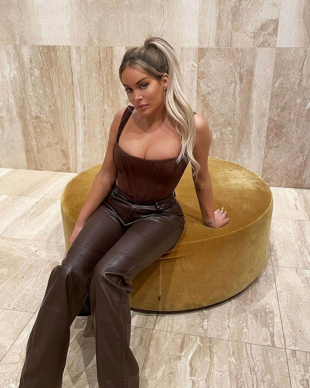 ファニー・リックマンのインスタグラム：「Outfit from @houseofcb 🤎🤎   Literally obsessed with everything this brand ever made, and so happy to be able to offer you a discount code to use when your getting your favorite pieces 👏🏼🙌🏼  For 10% off use the code LOVEFANNY  (excluding sweats, bridal, sale and new lounge. Valid until February 22nd)」