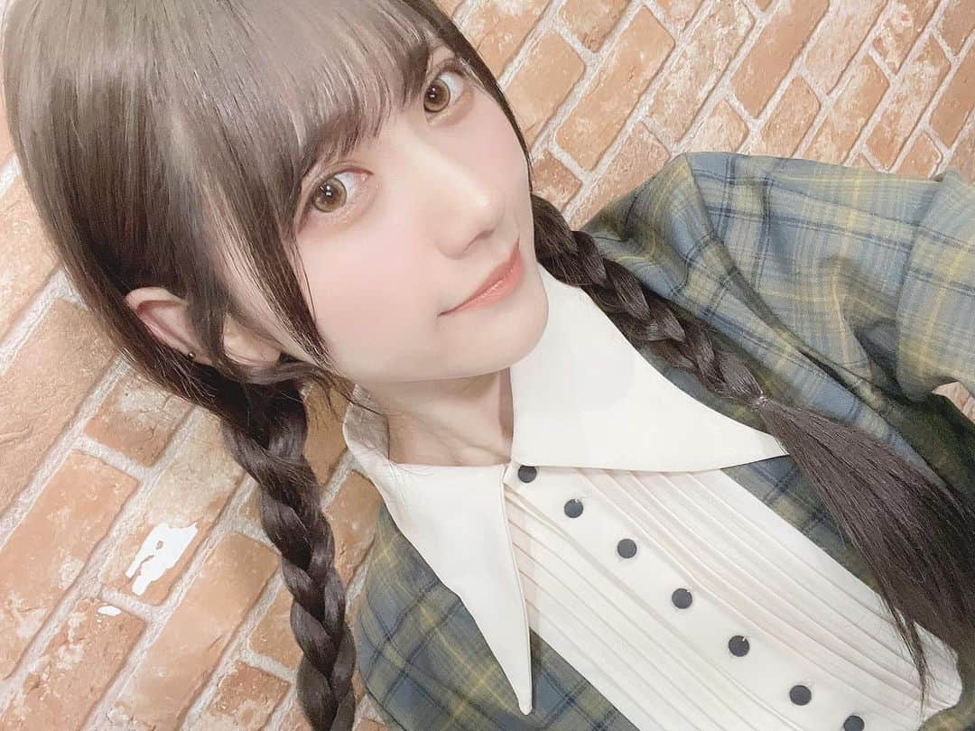 山田麻莉奈さんのインスタグラム写真 - (山田麻莉奈Instagram)「. ∞(｡ ¨̮ ｡)∞  きのう雨降っとったけん ひさしぶりに三つ編みしてた。  湿気対策。🌧  さて。お仕事行ってきます！」2月16日 18時57分 - marina.yamada_324