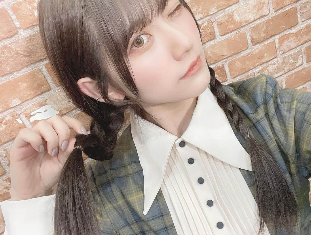 山田麻莉奈さんのインスタグラム写真 - (山田麻莉奈Instagram)「. ∞(｡ ¨̮ ｡)∞  きのう雨降っとったけん ひさしぶりに三つ編みしてた。  湿気対策。🌧  さて。お仕事行ってきます！」2月16日 18時57分 - marina.yamada_324