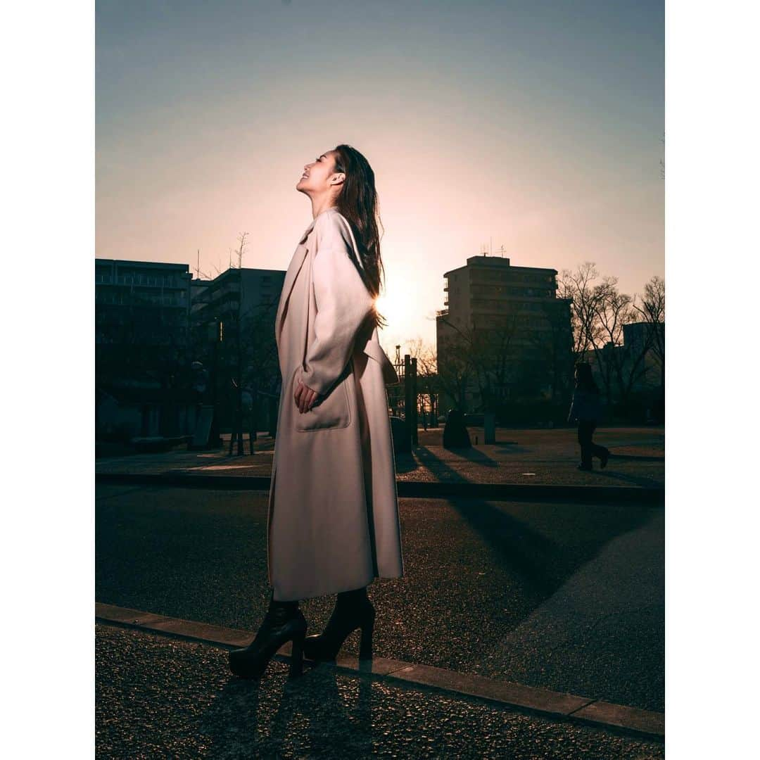 赤嶺紗羅のインスタグラム：「Sunrise is always shining.  　 Life can only be understood backwards; but it must be lived forwards. 　 　 Photo by @ryu_since2012  　 　 #japanesegirl #japanese #asianbeauty #shooting #sunrise #osaka #japan #朝日 #撮影 #撮影モデル #美容好きな人と繋がりたい #作品撮り #ボディメイク #ナチュラルメイク #ロングコート #大阪脱毛 #長居脱毛サロン #全身脱毛 #脱毛サロン #ヨガインストラクター  #美肌 #メンズエステ #ヒゲ脱毛 #まつ毛パーマ #ヨガ #ダイエット #カメラ好きな人と繋がりたい #ciel #撮影データ」