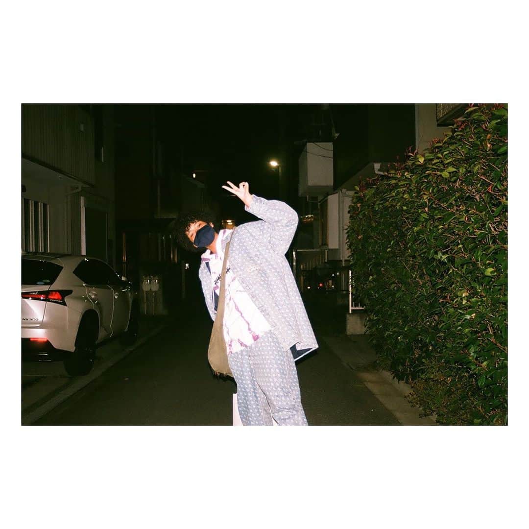 のインスタグラム：「新しいフィルムカメラくんを買いました😁 これからはNewフィルムカメラを使ってみます☺︎ 写真は前使っていたフィルムカメラの写真です✌🏾  #IZARION #BmF #ビーマイナーエフ #高校生 #フィルムカメラ #film #tflers #lfl #instagood #ig_japan 🇯🇵×🇬🇳 🧑🏾‍🦱」
