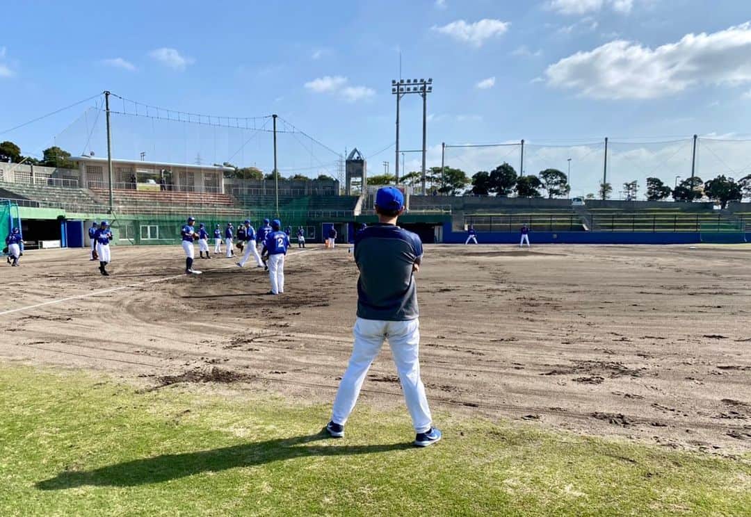 清水直行のインスタグラム：「今日も仁王立ちで、 練習の管理をしております。  #沖縄野球 #琉球ブルーオーシャンズ  #清水直行  #沖縄 #野球 #野球場  #空 #そら #sky  #雲 #くも #clouds  #ユニホーム」
