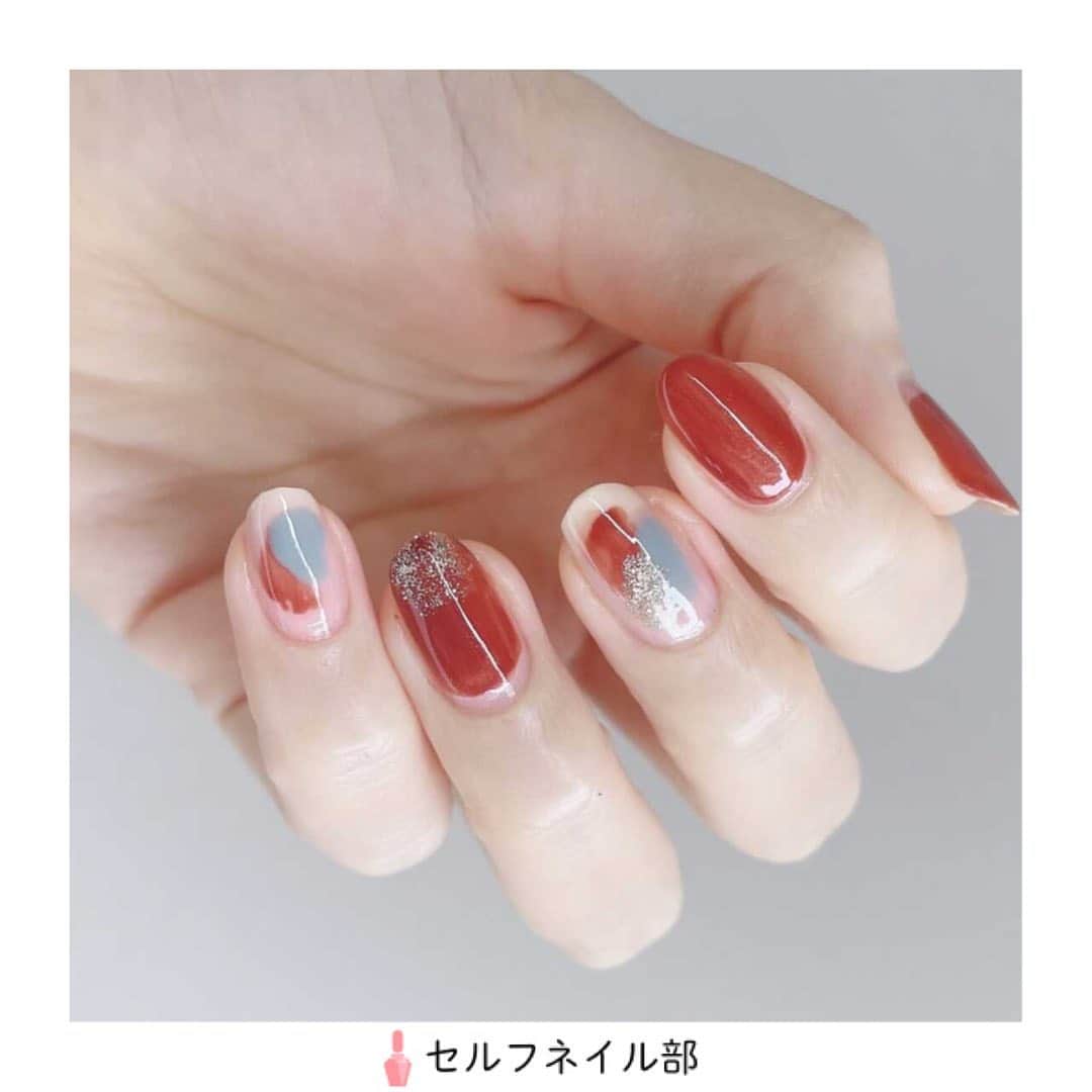 セルフネイル部 公式アカウントのインスタグラム：「(@__y_n__y_n__)さんの、﻿ 「オレンジ×ブルーの塗りかけネイル」を紹介します💅﻿ ﻿ ○howto﻿ ①全爪にベースコートを塗る。﻿ ②親指、人差し指、薬指にオレンジ﻿ 　中指、小指にベースとしてホワイト﻿ 　たっぷり1度塗り。﻿ ③中指、小指のホワイトが乾いたら、オレンジをちょんと乗せる。先ほどよりは液を少なめに。﻿ 　(ブルーのスペースを考えて少し左右に寄せて)﻿ ④同じくブルーをちょんと乗せる。﻿ 　少し上下にずらしたりするといい感じに！﻿ ⑤アクセントにグリッターを乗せる。﻿ ⑥前爪にベースコートをたっぷり2度塗り﻿ ﻿ ○item﻿ canmakeカラフルネイルズ ベースコート﻿ canmakeカラフルネイルズ トップコート﻿ canmakeカラフルネイルズ　N28スモーキーアクア﻿ canmakeカラフルネイルズ N29ミルクシロップ﻿ genish manicure No61 ベル﻿ genish manicure No15 シャンパン﻿ ﻿ ○point﻿ 塗りかけネイルはきっちりした形にならない方がいい感じになる気がします﻿ グリッターはべた塗りの指に1カ所、オレンジとブルーの間に１カ所乗せると、程よいアクセントに◡̈♡﻿ ﻿ ○セルフネイル部プロデューサー高橋からのMessage💐﻿ 塗りかけのバランスが絶妙ですてきです😘カラーセレクトと可愛い💐﻿ ﻿ #ネイル#ジェルネイル#ジェル#セルフネイル#セルフネイル部#フラワーネイル#セルフジェル#マニキュア#ポリッシュ#秋ネイル#セルフジェルネイル部#ほぼ100均ネイル#ネイルシール#100均ネイル#美甲#셀프네일#ポリッシュネイル#冬ネイル﻿ #nail#polish#selfnail#nailpolish#nails#japannail#nailart#instanail﻿」