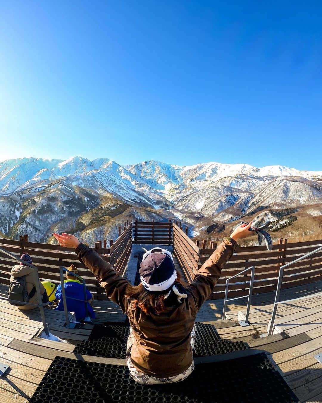 のインスタグラム：「見渡す限りの絶景 🏔 #白馬岩岳スノーフィールド から @shu_haretoqe の #GoProSnow ❄️  ❗️❗️ GoProSnow チャレンジ開催中！ 🌨 GoPro で撮影したスノーコンテンツを大募集。フォト・ビデオを #GoProアワード に応募すればビデオは $500、フォトは $200 をゲットできるかも！？💰 GoPro.com/Awards で応募しよう！  そして Instagramではもう一つのGoProSnowチャレンジを開催。 #GoProSnow + #GoProJP がタグ付けされた日本国内のGoPro作品の中からベストビデオには #GoProMAX 、ベストフォトには #GoProHERO9 Black を贈呈。今すぐ参加しよう！ Instagram上での #GoProSnow 参加方法👇 ① #雪 を見つける ② コンテンツをInstagramに投稿 ③ 投稿をする際 #GoProSnow と #GoProJP をタグ付け。 ④ 期限は 3/15 まで。  GoProアワード + Instagram の #GoProSnow チャレンジに今すぐ参加しよう！ ・ ・ ・ #GoPro #GoProのある生活 #雪 #雪山 #雪景色 #スノー #白馬 #長野 #ハイキング #トレッキング #スキー #スノボー #スノーボード」