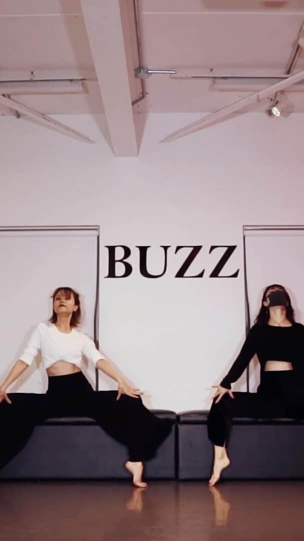 MiracleVellMagicのインスタグラム：「I’m new to theater jazz dance so I worked super hard on this one!! Hope you like it💋  実はシアタージャズは踊ったことがなくて、しかも女性らしいダンスも踊ったことがなくて、、、1週間猛練習いたしました🔥  クリスティーナアギレラ主演の映画『バーレスク』より、”But I Am A Good Girl”！  一緒に踊ってくれたのは、2016年冬の私のライブ “The Starry Christmas Express”で振り付けをしてくれたKirikaさん😍 @kirika1223  今回の振り付けも、Kirikaさん！！Kirikaさんのダンスと振り付けはいつもとってもキュートでセクシーで美しくて、大好きなの🥺一緒に踊ってもらえて嬉しかったなぁ…！！！  楽しんでもらえますように❤︎  #burlesque #christinaaguilera #スタバズ」