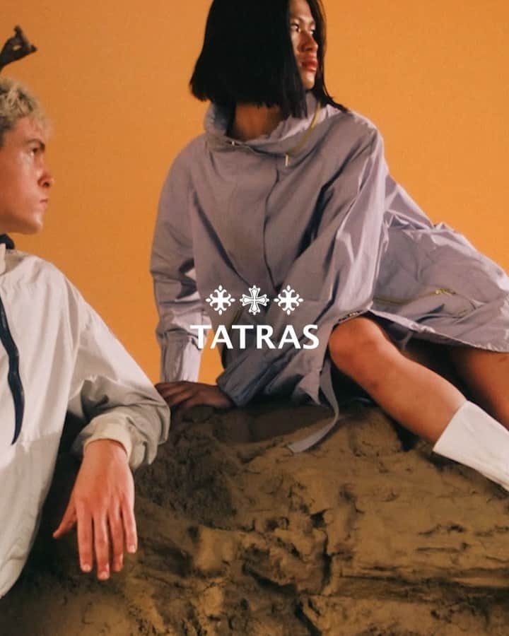 タトラスのインスタグラム：「TATRAS 2021 Spring Summer Campaign  TATRAS is pleased to release an artful campaign transporting the viewer to an untouched desert landscape.  Brought to life through CGI, the concept gives a wink to magical realism bringing in wholly unexpected cameos. In a nod to the Tatras mountains, in several takes a sheep drops in, while others see the desert allegorically flecked with rain, contradicting both the location and the digital process.  2021 Spring Summer Collection is now available for pre-order.  #Tatras #Tatrasofficial #Tatraspeople #downjacket」