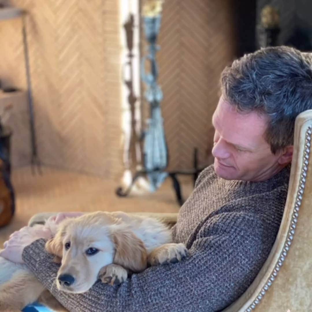 ニール・パトリック・ハリスのインスタグラム：「😍🥰 #neilpatrickharris #nph #tagsforlikes #actor #lovehim #handsome #ella #puppy #awesome #legendary @nph [Repost from @dbelicious story]」