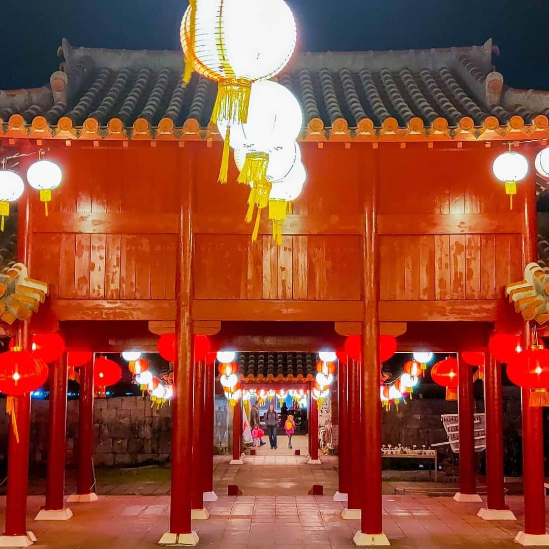 Be.okinawaさんのインスタグラム写真 - (Be.okinawaInstagram)「On winter nights, warm lights surround "Murasaki Mura", which reproduces the townscape of the Ryukyu dynasty era.  📍: Experience Kingdom Murasaki Mura (Ryukyu Lantern Festival)  The venue is illuminated with more than 3000 lanterns including Chinese lanterns, artistic lanterns, and a variety of other decorations creating a fabulous atmosphere. You’ll also love the photo opportunities there.  Tag your own photos from your past memories in Okinawa with #visitokinawa / #beokinawa to give us permission to repost!  #murasakimura #yomitan #むら咲むら #読谷村 #體驗王國 #讀谷村 #무라사키무라 #요미탄손 #lanternfest #nightlights #japan #travelgram #instatravel #okinawa #doyoutravel #japan_of_insta #passportready #japantrip #traveldestination #okinawajapan #okinawatrip #沖縄 #沖繩 #오키나와 #旅行 #여행 #打卡 #여행스타그램」2月16日 19時00分 - visitokinawajapan