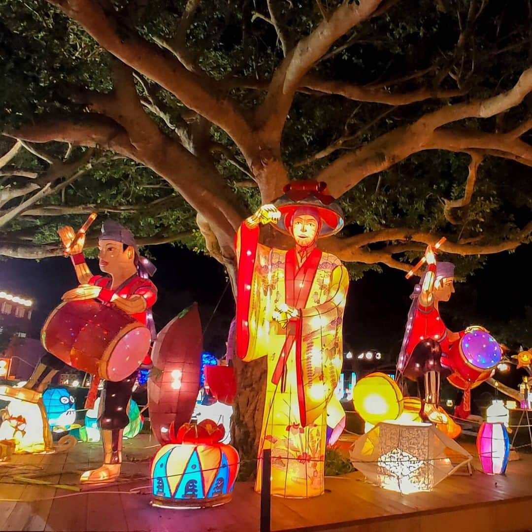 Be.okinawaさんのインスタグラム写真 - (Be.okinawaInstagram)「On winter nights, warm lights surround "Murasaki Mura", which reproduces the townscape of the Ryukyu dynasty era.  📍: Experience Kingdom Murasaki Mura (Ryukyu Lantern Festival)  The venue is illuminated with more than 3000 lanterns including Chinese lanterns, artistic lanterns, and a variety of other decorations creating a fabulous atmosphere. You’ll also love the photo opportunities there.  Tag your own photos from your past memories in Okinawa with #visitokinawa / #beokinawa to give us permission to repost!  #murasakimura #yomitan #むら咲むら #読谷村 #體驗王國 #讀谷村 #무라사키무라 #요미탄손 #lanternfest #nightlights #japan #travelgram #instatravel #okinawa #doyoutravel #japan_of_insta #passportready #japantrip #traveldestination #okinawajapan #okinawatrip #沖縄 #沖繩 #오키나와 #旅行 #여행 #打卡 #여행스타그램」2月16日 19時00分 - visitokinawajapan
