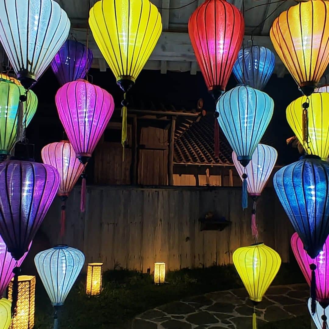 Be.okinawaのインスタグラム：「On winter nights, warm lights surround "Murasaki Mura", which reproduces the townscape of the Ryukyu dynasty era.  📍: Experience Kingdom Murasaki Mura (Ryukyu Lantern Festival)  The venue is illuminated with more than 3000 lanterns including Chinese lanterns, artistic lanterns, and a variety of other decorations creating a fabulous atmosphere. You’ll also love the photo opportunities there.  Tag your own photos from your past memories in Okinawa with #visitokinawa / #beokinawa to give us permission to repost!  #murasakimura #yomitan #むら咲むら #読谷村 #體驗王國 #讀谷村 #무라사키무라 #요미탄손 #lanternfest #nightlights #japan #travelgram #instatravel #okinawa #doyoutravel #japan_of_insta #passportready #japantrip #traveldestination #okinawajapan #okinawatrip #沖縄 #沖繩 #오키나와 #旅行 #여행 #打卡 #여행스타그램」