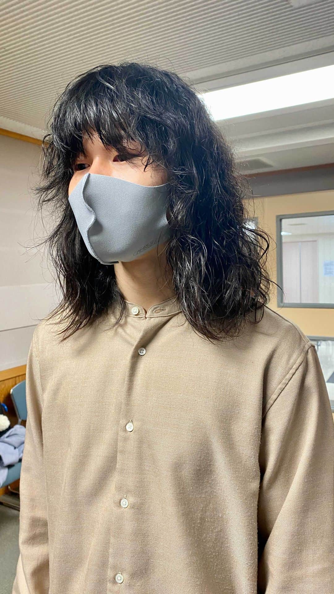のインスタグラム：「夜の本気ダンス RELEASE PARTY「PHYSICAL GRAFFITI」﻿ ﻿ ●2/27(土) 【京都】KBSホール﻿ ●3/6(土) 【東京】USEN STUDIO COAST﻿ ﻿ 🎟¥5,200（税込・D代別）﻿ 【ロゴ入りマスク付😷✨】﻿ ﻿ ／﻿ ﻿ 夜ダンメンバーから﻿ コメントが届きました🕺﻿ ﻿ チケットに付く"ロゴ入りマスク"が﻿ 完成したそうです…！😷✨﻿ ﻿ ＼﻿ ﻿ ﻿ 夜ダン、約1年ぶりの＜有観客ワンマンライブ＞を開催します！！﻿ 注意事項をご確認の上、ぜひ遊びに来てください！﻿ ﻿ ▽詳細は夜の本気ダンス公式サイトへ！﻿ ﻿ #夜の本気ダンス﻿ #夜ダン﻿ #有観客ライブ﻿ #夜ダン_PHYSICAL」