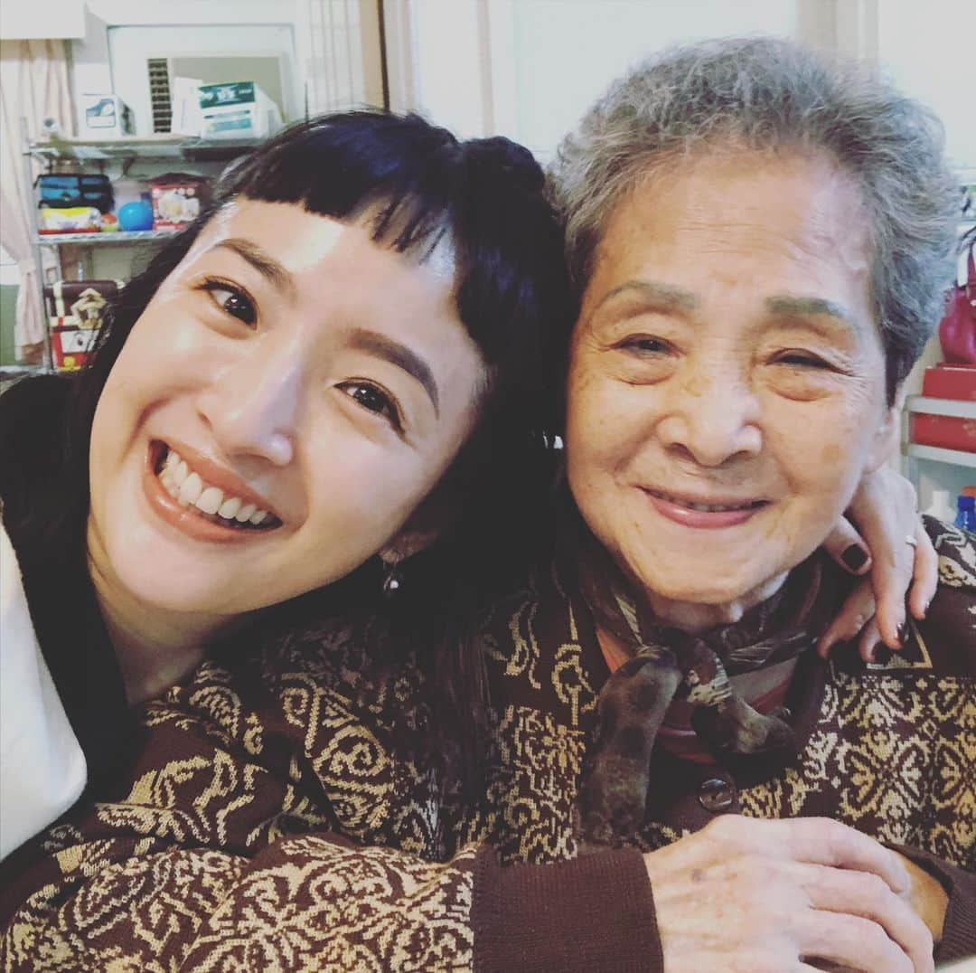 リン・イーチェン（Ariel Lin/アリエル・リン）のインスタグラム：「有人強烈要求我要補上年假這幾天⋯  這是初二，回我娘的娘家😆」