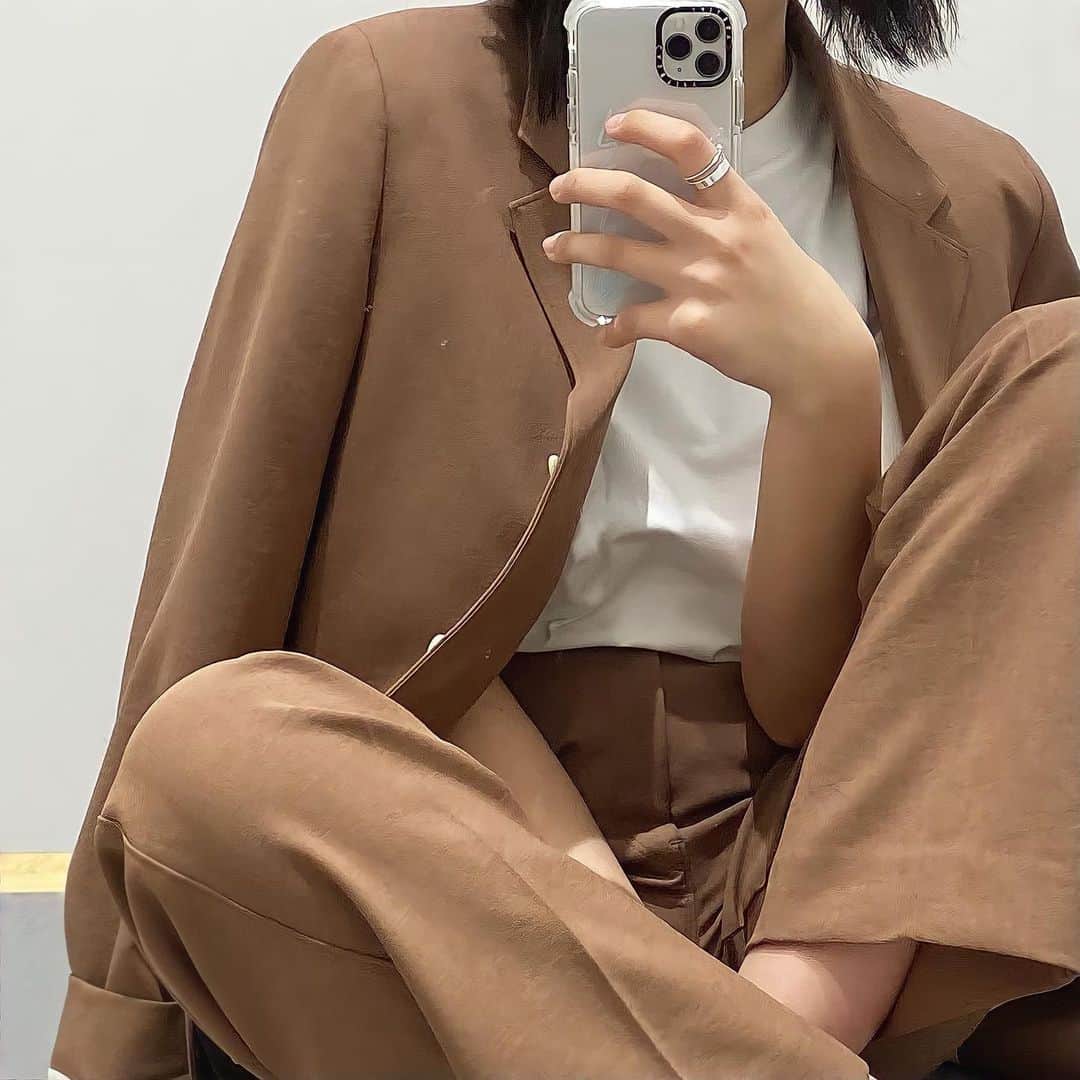 麻生果恩のインスタグラム：「🦔🪵」