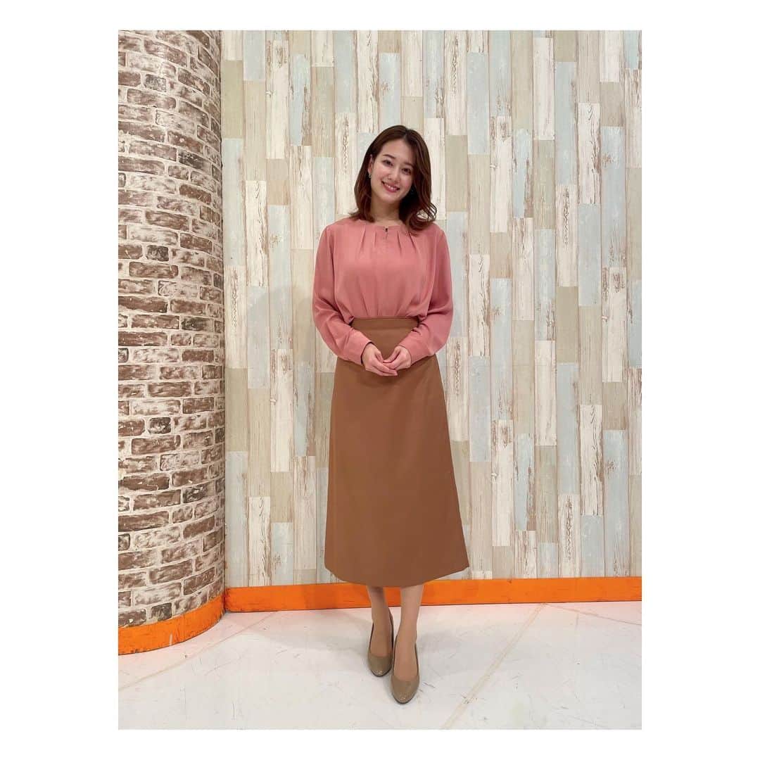 須貝茉彩のインスタグラム：「.﻿ 時間差すぎますが！笑﻿ 前回のラブかわスタジオ衣装です🎗﻿ 一本目はおろして、﻿ 二本目はハーフアップの外ハネにしました☺️﻿ ﻿ #tvk#LOVEかわさき﻿ #フリーアナウンサー#須貝茉彩」