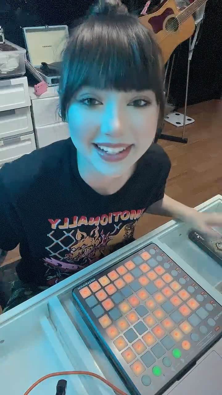 ヤンニーン・ワイゲルのインスタグラム：「เมื่อคืนกำลังค้นหาสาย usb ในกล่องเก็บของแล้วไปเจอ launchpad ที่ซื้อมาตั้งแต่อายุ 13-14 ก็คือชั้นซื้อมาแต่แทบไม่ได้เล่นเลย55555 ไหนๆช่วงนี้ก็ว่างๆงานแล้วลองกลับมาเล่นดูละกัน5555555 นุไม่เก่งนะทุกคน เล่นผิดอย่าว่านุ😂💀 Ok so i was looking for a usb cable last night and actually found my launchpad that i bought back when i was 13-14 years old & i realized that i barely ever played it💀 so since i’ve got nothing better to do i thought...why not🤷🏻‍♀️ I’m aware that i suck so pls be gentle to me lol😂 This is some part of Pop Culture by @madeon」