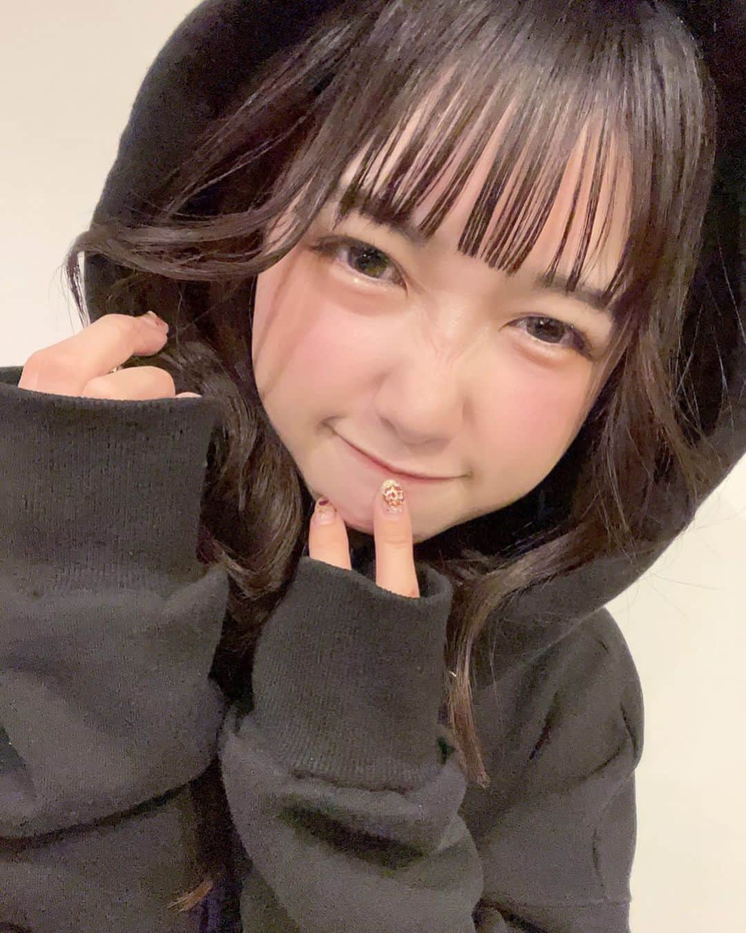 七瀬ひなたのインスタグラム：「🤍🤍🤍   #アイドル #地下アイドル #ヘアアレンジ #編み込みアレンジ #シースルーバング #ぱっつん前髪  #ポニーテール #イコラブ #いいね返し #いいねした人全員フォローする #黒髪 #衣装 #アイドル衣装 #日向坂46 #乃木坂46 #自撮り界隈 #自撮り #自撮り女子 #写真好きな人と繋がりたい #ファインダー越しの私の世界 #被写体モデル  #白加工 #淡色女子 #サロモ  #ツインテール #プリント倶楽部 #量産型 #地雷女 #パーカーコーデ #天使の羽バング」