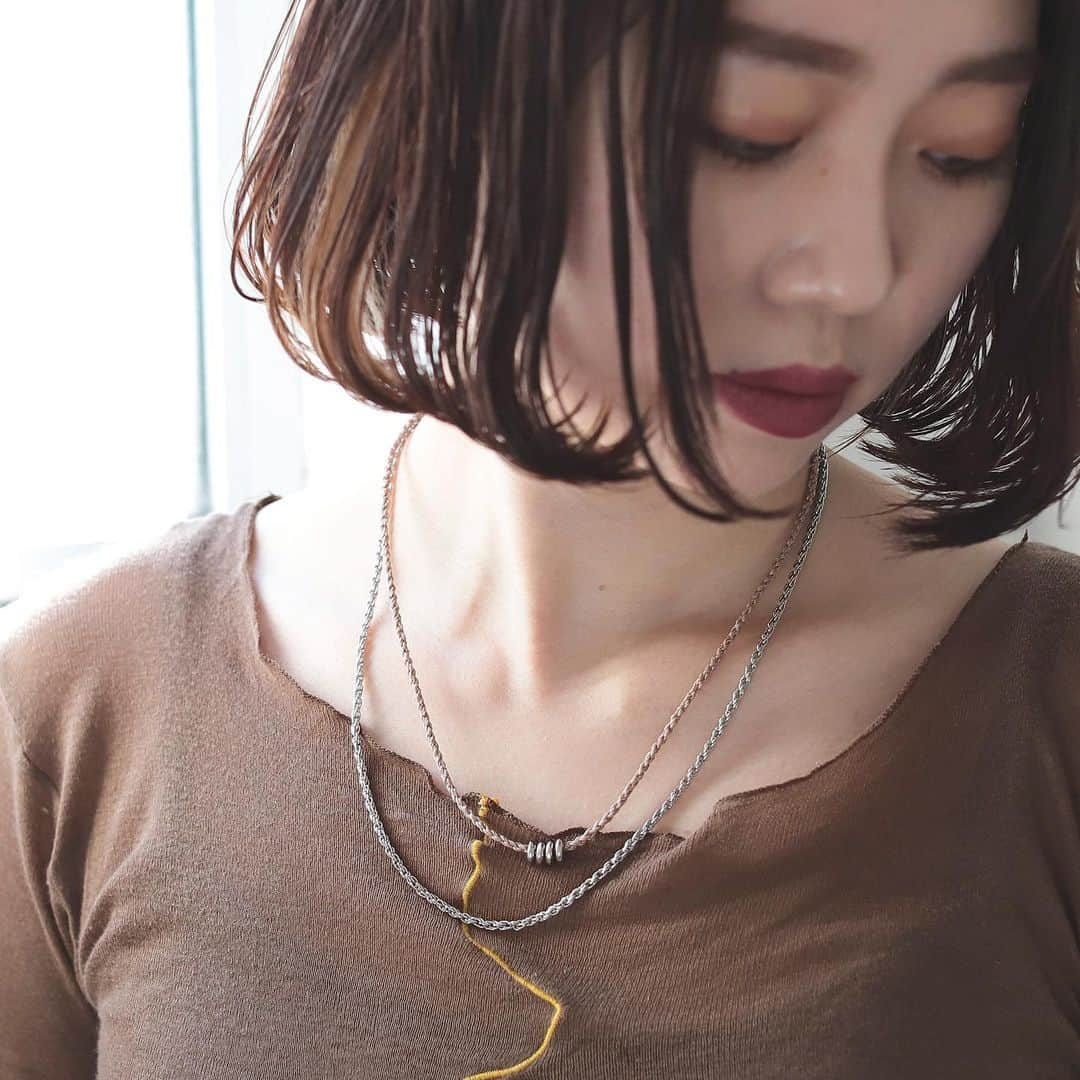 BEAMS ZAKKAさんのインスタグラム写真 - (BEAMS ZAKKAInstagram)「wakami × BEAMS / "別注 CITY COLLECTION シルバー ネックレス"  夏のアクセサリーとして毎年ご好評いただいているグアテマラ発祥ブランド"wakami"との別注アイテムが今年も予約スタート！  シンプルで洗練されたデザインが人気の"CITY COLLECTION"。ご好評につき今年も登場です。 ワックスコードとシルバーチェーンのコンビネーションネックレス。シンプルな佇まいは様々なスタイリングとも相性が良く、シーズンを問わないのが特徴です。 ユニセックスなので女性が着用するのもおすすめ。  今年の夏はアクセサリーを楽しみましょう！  @bpr_beams  @wakami_jp  @beams_official   #beams #bprbeams #wakami #guatemala #accessory #necklace  #fairtrade #present #gift #ビームス #bprビームス #ワカミ #グアテマラ #アクセサリー #ネックレス #フェアトレード #別注 #プレゼント #ギフト」2月16日 19時12分 - bpr_beams