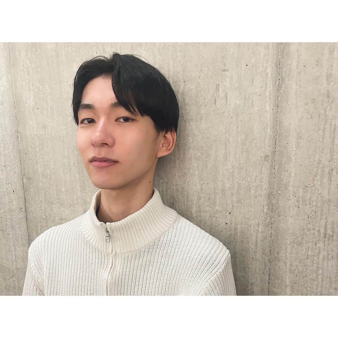 田中滉一のインスタグラム：「‍少し前にパーカーくん﻿ CUT来てくれました！﻿ ﻿ youtubeのコメントでセンターパートにしてほしいとリクエストがあったのでしてみたら予想よりかっこいい男らしさがでました☺️﻿ ﻿ いつもありがと🙏☺️﻿ ﻿ 新型コロナウイルスについて　﻿ ﻿ ●フロントにアルコール消毒液の設置。ご来店の際、手指の殺菌除去にご協力ください。﻿ ﻿ ●お客様は、マスクを着用したままでの施術が可能です。（シャンプー時の水濡れ、薬剤が付着することがございますので、替えのマスクのご持参をお勧めいたします）﻿ ﻿ ●店内の各スペースや備品等徹底した清掃と除菌に努めています。﻿ ﻿ また、発熱や咳、だるさなど体調のすぐれないお客様は、ご来店をお控えいただけますようお願い申し上げます。﻿ ﻿ 何卒ご理解ご協力のほどよろしくお願いいたします。 ﻿ ﻿ この度ROVERのチャンネルから独立して個人チャンネルを開設することにしました！﻿ ﻿ 今後はこちらのチャンネルから更新していきます！﻿ よければチャンネル登録お願いします！﻿ ﻿ 僕のプロフィールから飛べますのでよろしくお願いします！﻿ ・﻿ 今週まだご予約に空きがあります！﻿ ぜひお越しください！﻿ ・﻿ ・﻿ ・﻿ ﻿ 予約はホットペッパーまたはDMからもお取りできます！﻿ ﻿  #マッシュ #メンズヘア #メンズファッション #ヘアセット #カラー #ダブルカラー #ケアブリーチ  #美容師 #原宿 #美容室 #ホワイトカラー #白髪#白髪マッシュ#menshair #mensstyle  #無印良品 #l4l #金木研 #ハイトーン  #撮影 #センターパート #刈り上げ  #ヘアカタ #エドルブリーチ #韓国 #韓国マッシュ #コンマヘア #パーカーチャンネル #カルマパーマ」