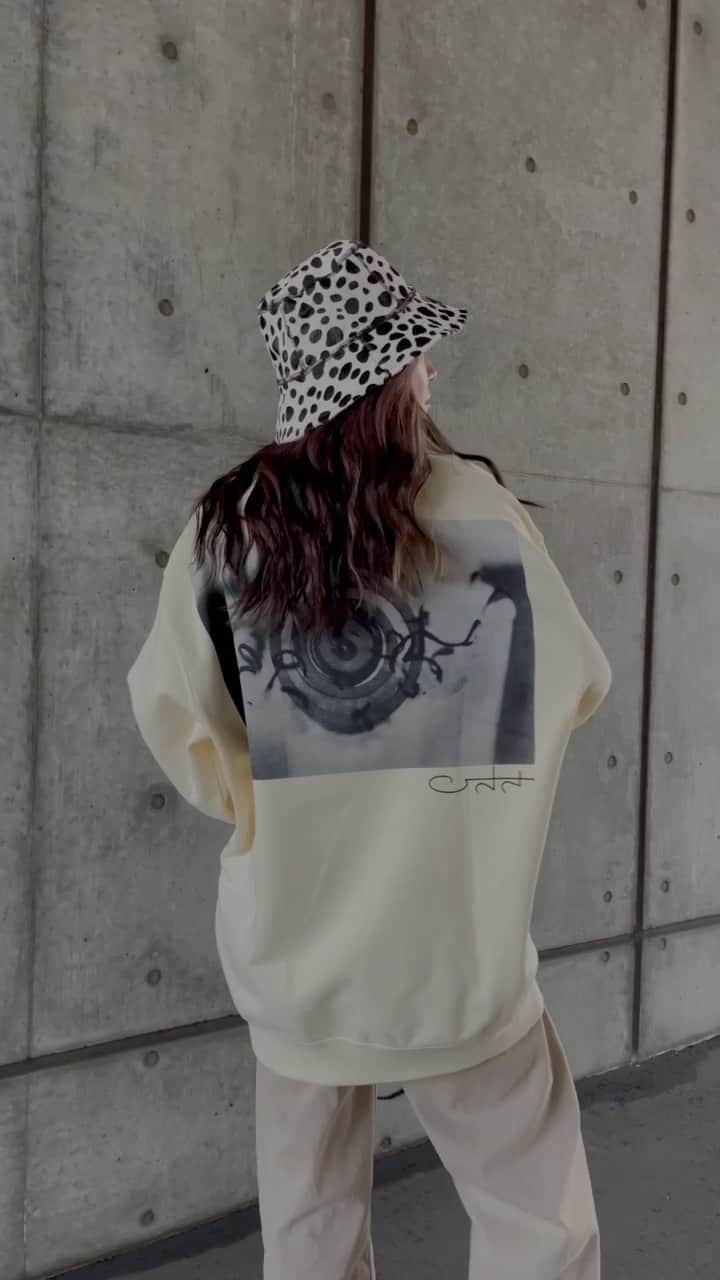 Rika Sasaki JPNのインスタグラム：「outfit reel🤍  👕 @_juemi_  👖 @zara 👟 @adidasoriginals  👜 @balenciaga」