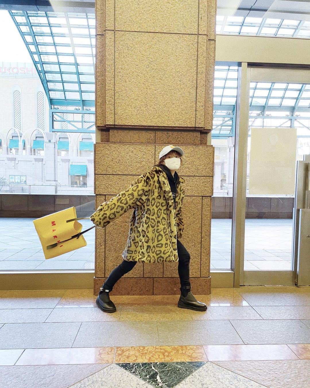 高橋愛さんのインスタグラム写真 - (高橋愛Instagram)「🖤🐆🖤🐆🖤 ㅤㅤㅤㅤㅤㅤㅤㅤㅤㅤㅤㅤㅤ ㅤㅤㅤㅤㅤㅤㅤㅤㅤㅤㅤㅤㅤ HOLIDAYの フェイクファーコート♡ ㅤㅤㅤㅤㅤㅤㅤㅤㅤㅤㅤㅤㅤ オールブラックコーデに 合わせてみたよ！ ㅤㅤㅤㅤㅤㅤㅤㅤㅤㅤㅤㅤㅤ バックも たくさん入るし めちゃ軽いんですけど ついついたくさん荷物入れちゃうから 重たいですw  からの、 @newerajapan さんと 作ったアイテムたち❤️ ㅤㅤㅤㅤㅤㅤㅤㅤㅤㅤㅤㅤㅤ うん！ 可愛い！！！」2月16日 19時23分 - i_am_takahashi