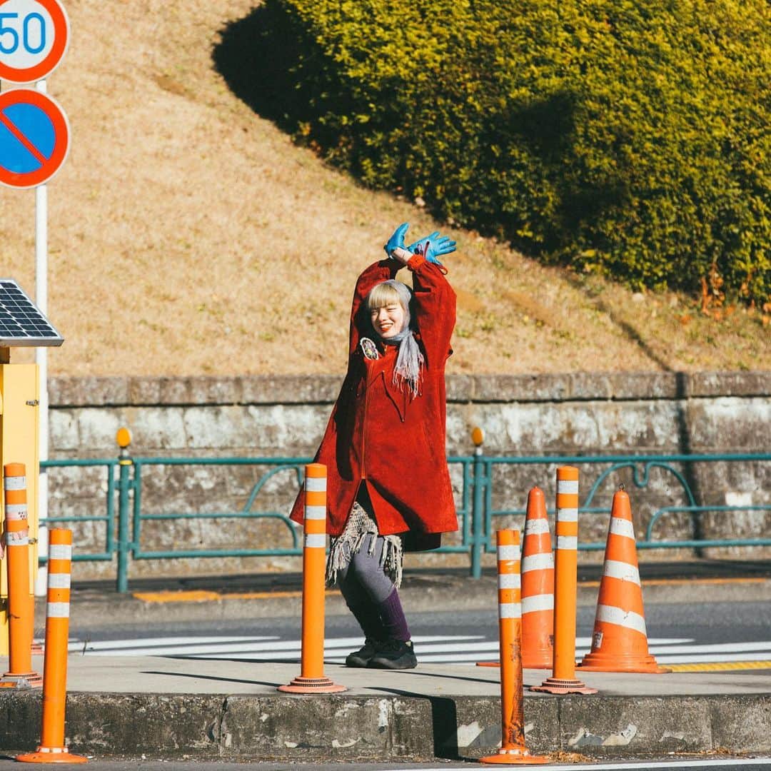 土井地博さんのインスタグラム写真 - (土井地博Instagram)「BE AT TOKYO / BEAT CAST  @be_at_tokyo   #BEAT_CAST  Dancer  AOI YAMADA @aoiyamada0624   赤いコートに真っ青な手袋、金髪に赤リップが映えるアオイヤマダさんが現場に現れると周囲の空気がパッと明るくなった。  「ちょっと踊ってみてください」というこちらの無茶ぶりにもなんなく答えてくれる度胸のありようは、今年成人式を終える年齢とは思えない。  それもそのはず、15歳で単身上京してから錚々たるアーティストのミュージックビデオに世界的アーティストのインスタレーション、そして舞台の主演など数々の大舞台を踏んできた。  こちらの求めることを瞬時に捉え堂々と振る舞ったかと思えば、「本当の自分がわからなくなるときもある」と胸のうちを話してくれて、どこまでも自然体だ。  次々と新しいステージに挑戦している今、どんなことを感じながら活動を続けているのか聞いてみた。  #BE_AT_TOKYO #dance #dancer #interview  #ビーアットトーキョー #aoiyamada #アオイヤマダ #tokyo #東京 #トーキョー」2月16日 19時15分 - hiroshi_doiji
