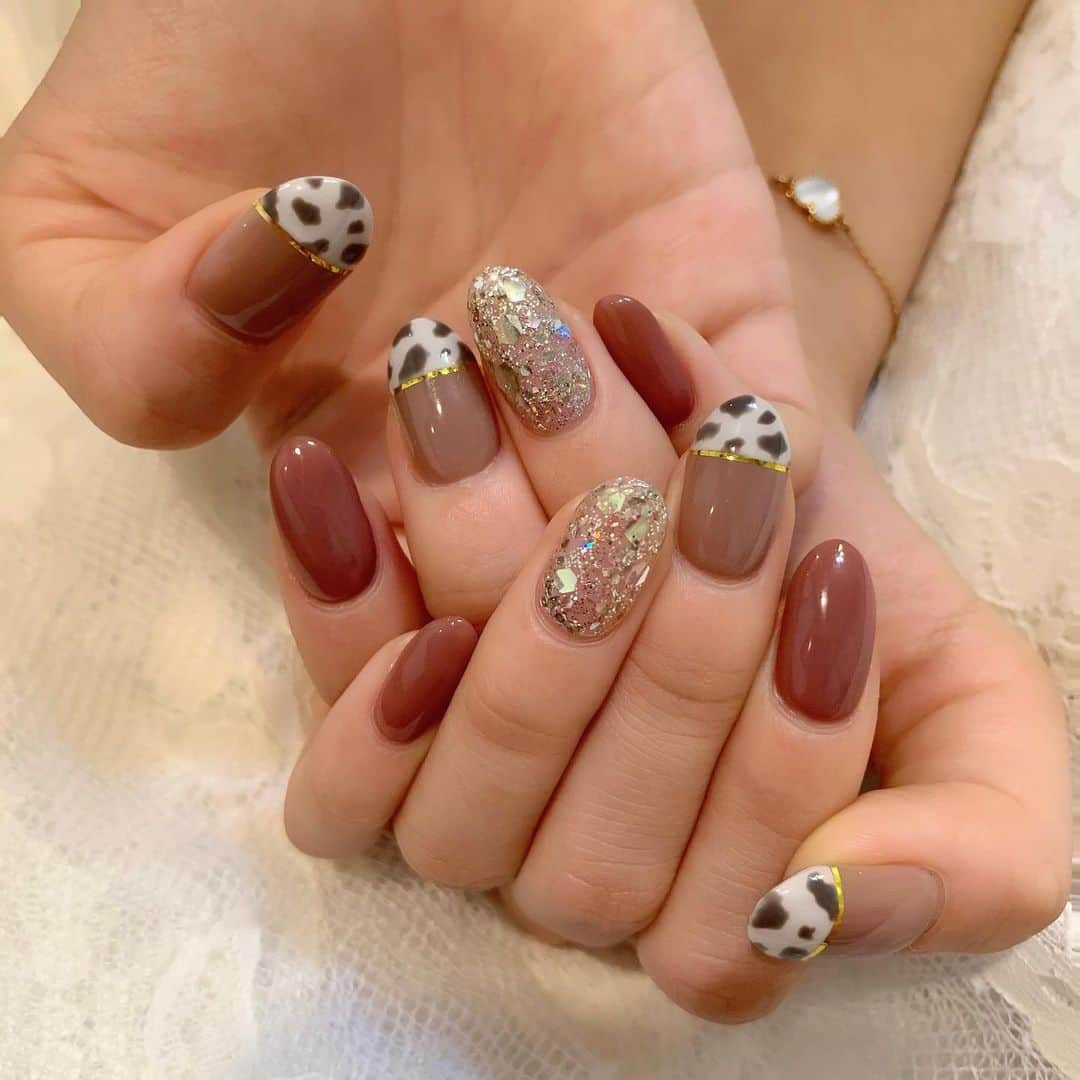 勝又彩央里のインスタグラム：「New nail.  流行りの牛柄ネイル🐄 くすみカラーで春らしくしました🌸  #newnails #ニューネイル #牛柄ネイル #牛ネイル #ジェルネイル #ネイル #ネイルデザイン #フレンチネイル #牛柄フレンチ #くすみカラー #キラキラネイル #春ネイル」