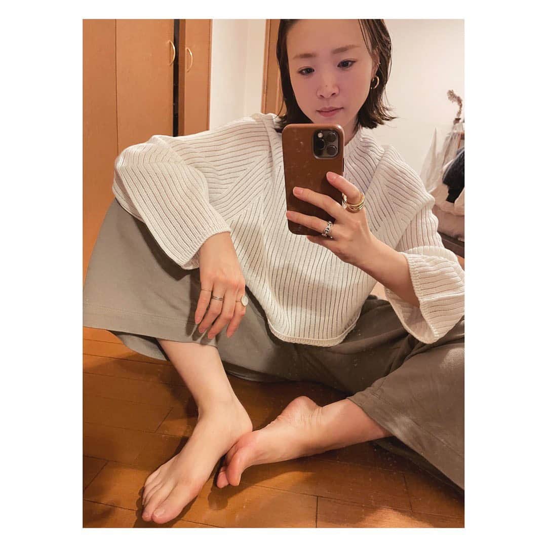 野尻美穂のインスタグラム：「袖丈あと2cm。 裾めくれてる😇 最近後追いすごくて家でのサンプルチェックやっとできた💭 今日は買い出しからのおうち撮影してサンプルチェック。 このニットは水着の上から着ても、普段使いもどちらもできるやつ☺️ホールガーメントだからサラッと着れて気持ち良い。 皆様おつかれさまでした☺️ #ホールガーメント #wai_ships」