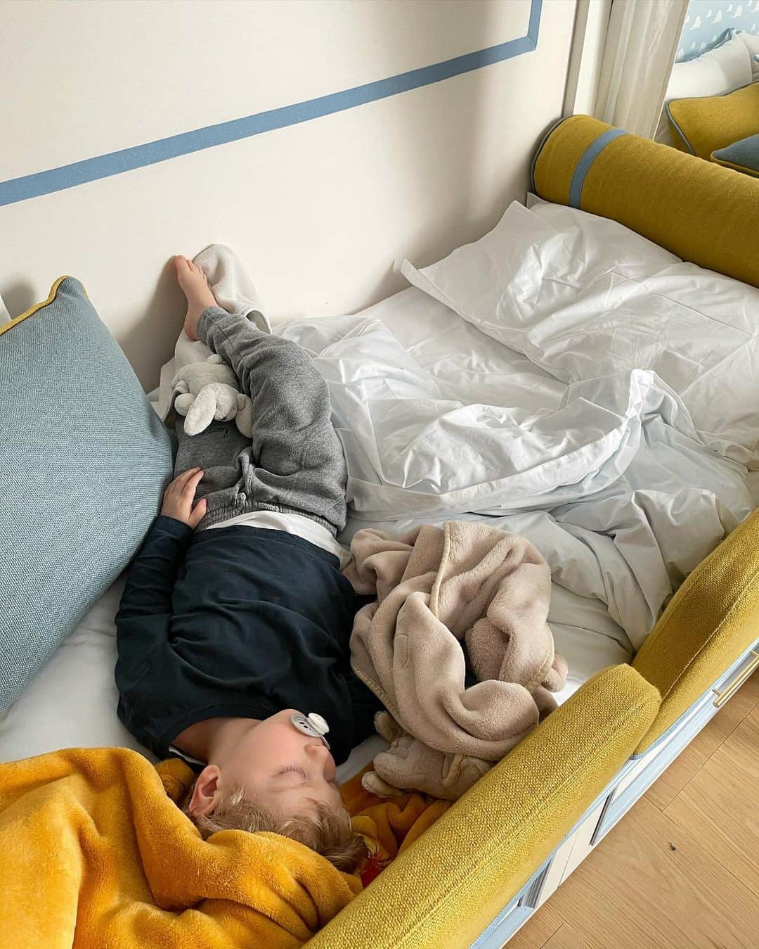 キアラ・フェラーニさんのインスタグラム写真 - (キアラ・フェラーニInstagram)「Does your kid nap like this too? 😝」2月16日 19時19分 - chiaraferragni