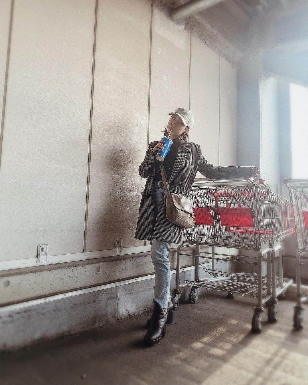 のインスタグラム：「先日のカジュアルコーデ♡﻿ ﻿ ﻿ キャップとデニムでボーイッシュにしてるけど、﻿ タイトなニットとジャケットとヒールを合わせて﻿ 大人っぽくキメてみました😊✨﻿ ﻿ ﻿ どうですか〜〜？？？♡﻿ ﻿ ﻿ ﻿ ﻿ ⋆٭⋆⚾︎- - - - - - - - - - - - - - - - -⚾︎⋆٭⋆﻿ ﻿ ﻿ ﻿ 皆さま、﻿ TikTokは見ていただけましたか？？﻿ ﻿ ﻿ 夜は大好きなアーティストさんの曲で﻿ 踊ったので、投稿します😚﻿ ﻿ ﻿ ﻿ 20時が多かったので、﻿ 20時ごろに♩﻿ ﻿ ﻿ ﻿ 明日はね、あるアニメで撮ったので﻿ 楽しみにしていてください♡﻿ (まだ今日のも載せてないのに…笑)﻿ ﻿ ﻿ 何のアニメでしょう〜？？﻿ ﻿ ﻿ ﻿ ﻿ ﻿ ﻿ #オリックス #Bs2021 #BsGirls #オリ姫﻿ #野球 #プロ野球 #オリックスバファローズ ﻿ #野球女子　#野球好き　#京セラドーム大阪﻿ #オリックス女子 #インスタ野球女子 ﻿ #キャップ #カジュアルコーデ #冬コーデ ﻿ #キャップ #キャップコーデ#大人コーデ ﻿ #좋아요　#팔로우　#패션　#메이크　#tiktok ﻿ #baseball #ORIX #Buffaloes #osaka﻿ #MIYU #miyu_337  #🐼」