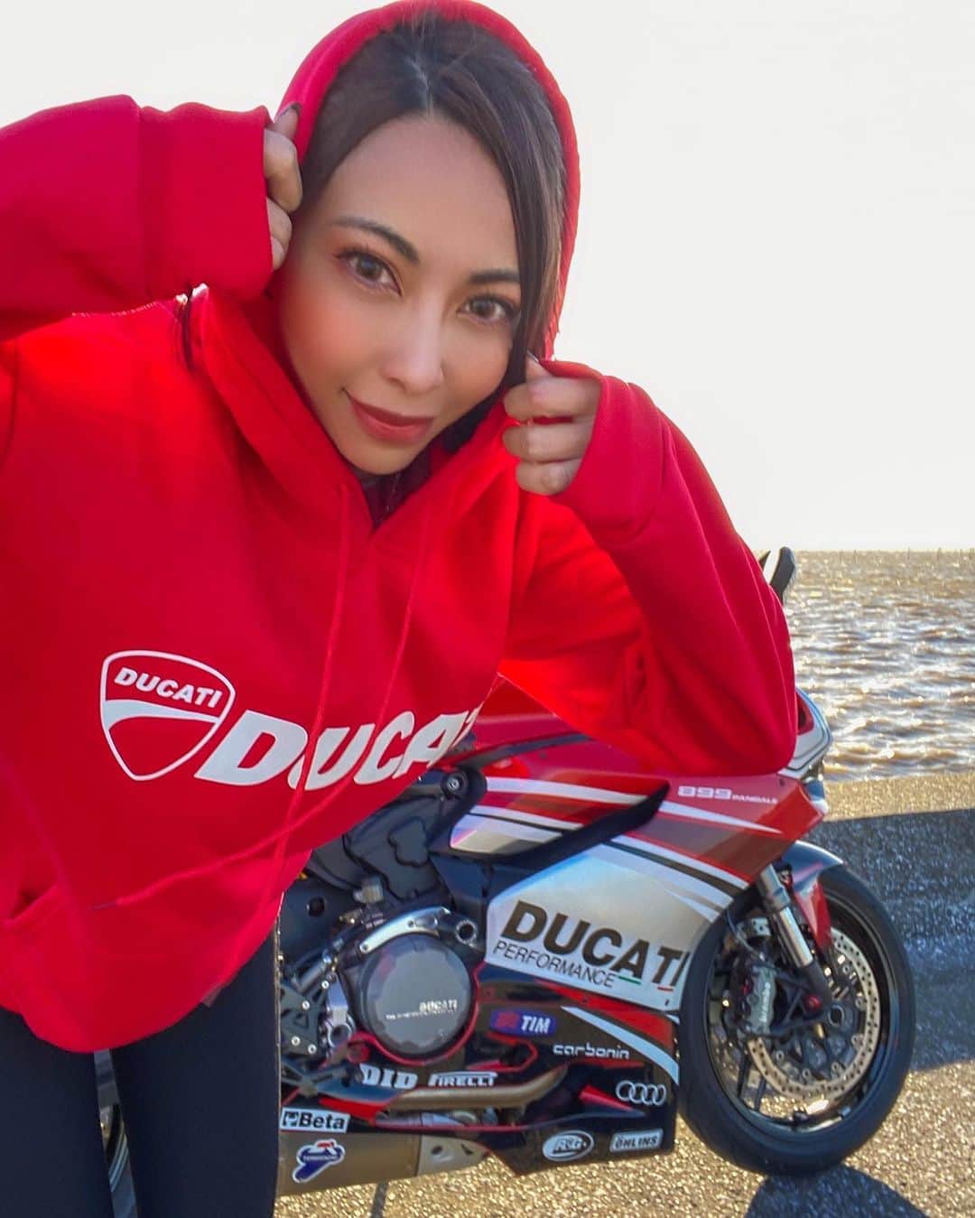 CAMIRAさんのインスタグラム写真 - (CAMIRAInstagram)「せっかく髪の毛巻いたのに風強すぎて意味なかったな😇 #バイク女子#バイクのある生活#バイク女子と繋がりたい#ワイルドウィング#Ducati#Panigale」2月16日 19時22分 - camila.528