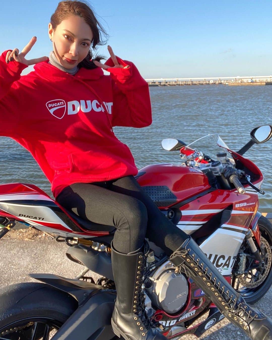 CAMIRAさんのインスタグラム写真 - (CAMIRAInstagram)「せっかく髪の毛巻いたのに風強すぎて意味なかったな😇 #バイク女子#バイクのある生活#バイク女子と繋がりたい#ワイルドウィング#Ducati#Panigale」2月16日 19時22分 - camila.528