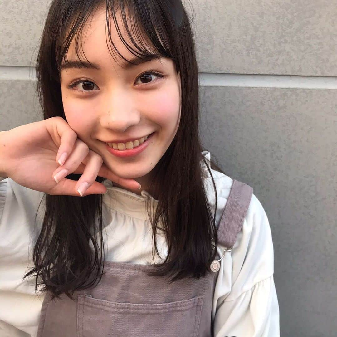 太田雫さんのインスタグラム写真 - (太田雫Instagram)「・ 昨日は投稿できなくてごめんね💧 ・ 今日やっとテストが終わって開放感というか、達成感？に満ちあふれております笑 ・ ・ ・ 前に投稿した写真の続き~ ・ 顔隠れてないバージョンです🕯 頭のリボンは小さめです🎀 ・ #ニコラ#太田雫 #テスト#夕日#ノーマル#リボン#他撮り」2月16日 19時21分 - _shizukuota