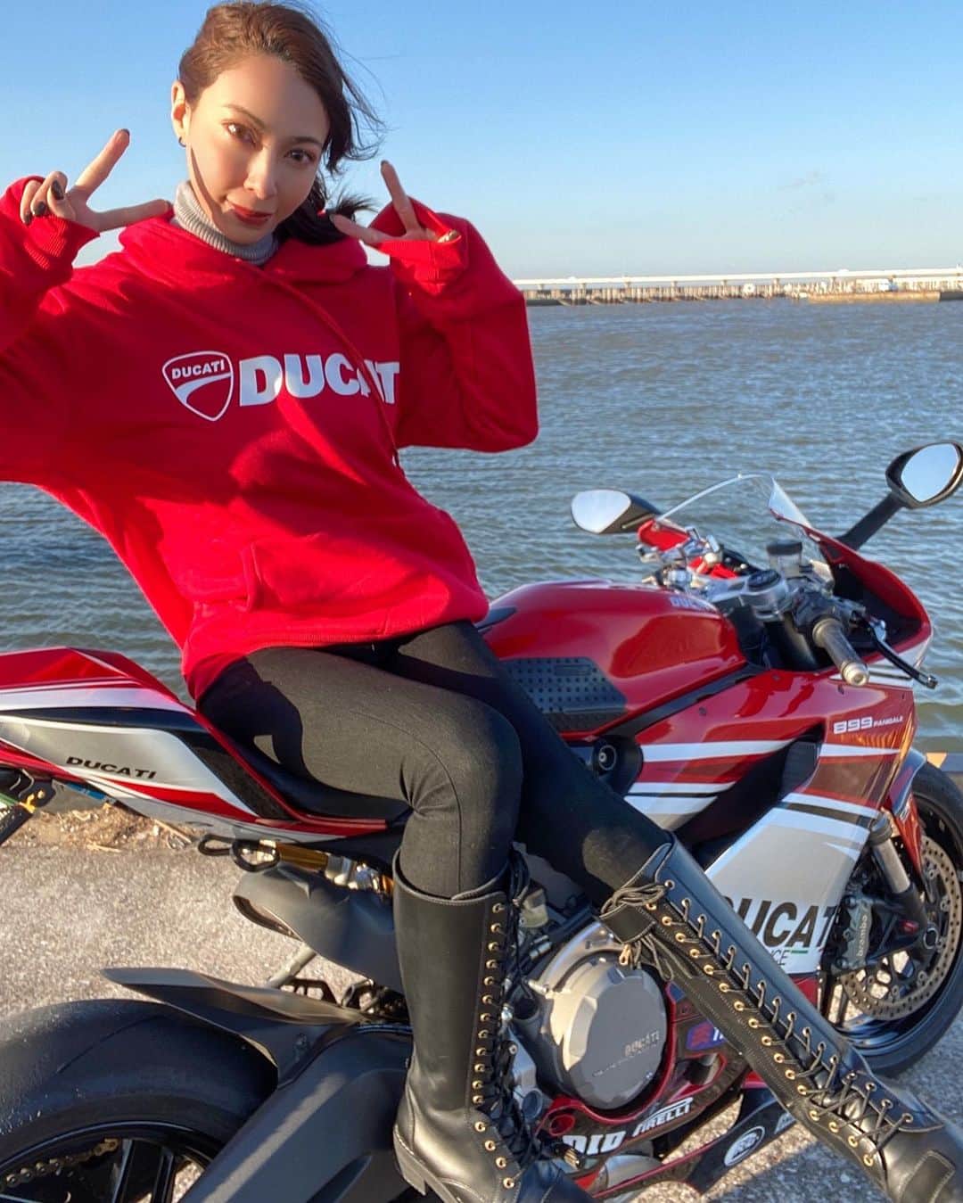CAMIRAのインスタグラム：「せっかく髪の毛巻いたのに風強すぎて意味なかったな😇 #バイク女子#バイクのある生活#バイク女子と繋がりたい#ワイルドウィング#Ducati#Panigale」