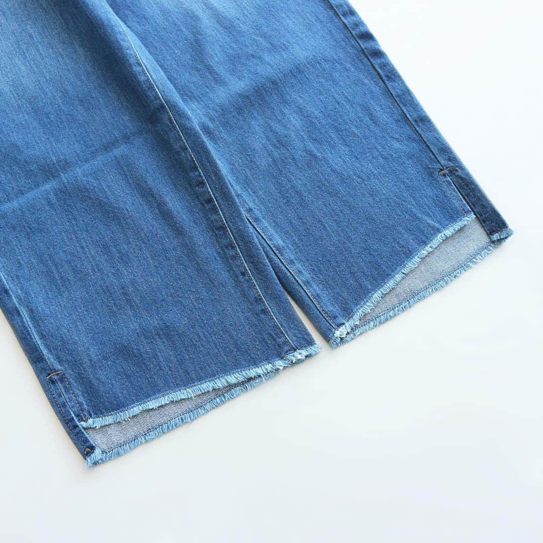 samansamos2blueさんのインスタグラム写真 - (samansamos2blueInstagram)「.﻿ 〜ECO DENIM〜﻿ ﻿ 人気のECO DENIMシリーズが今シーズンも登場！﻿ ﻿ 水の使用料を従来の90%削減し、﻿ オーガニックコットンを10%使用。﻿ ﻿ ﻿ 後ろウエストはゴム仕様でヒップはゆとりのある履き心地の良いデニムパンツ。﻿ ﻿ ポイントの裾サイドスリット入りでよりカジュアルなコーデにきまります。﻿ ﻿ ﻿ ﻿ ﻿ ﻿ ﻿ ﻿ ※撮影環境により色味の見え方が異なる場合がございます。﻿ ﻿ ﻿ ﻿ ※商品画像はサンプルの為、色味や仕様に変更がある場合がございます。予めご了承ください。﻿ ﻿ ﻿ ﻿ ﻿ - - - - - - - - - - - - - - - - - - - - - - - - - -﻿ ﻿ ﻿ ﻿ ﻿ ﻿ ﻿ #samansamos2blue #winter #denim #wintercollection #fashion #ootd #outfit #simple #casual #casualfashion #サマンサモスモスブルー #カジュアル #カジュアルコーデ #カジュアルファッション #カジュアルスタイル#大人コーデ #大人カジュアル #ファッション #ベーシックカジュアル #シンプル #シンプルコーデ  #春#春コーデ #デニム」2月16日 19時31分 - samansamos2blue