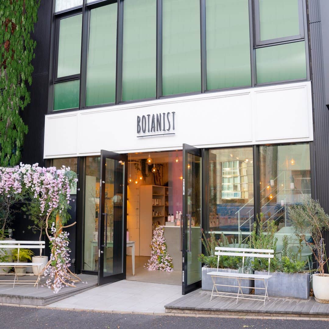 BOTANIST Chineseのインスタグラム：「【春之夢】  BOTANIST Tokyo（@botanist_tokyo）春天提前到來了🌸  店裡也有滿滿的櫻花裝飾讓您感受到春天的氣氛🛁✨ ⠀⠀  店舖一樓有販賣Botanical Spring系列, 二樓的咖啡廳在提供春天限定的菜單, 都已經準備就緒, 等您來go!  如果來附近的話, 歡迎來看看♪  ⠀⠀ 稍稍提前一步, 迎接春天的來臨! 櫻花甜美香氣包裹著您, 這是特別的春天的開始🌸  ⠀⠀ ※若到店當日感覺身體不適, 建議您將安全放在首位,  歸家休息, 待身體康復後, 我們將竭誠為您服務 ⠀⠀ 🛀@botanist_official 🗼@botanist_tokyo 🌍@botanist_global」