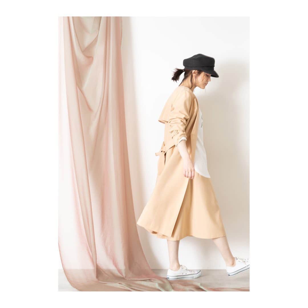 NATURAL BEAUTY BASICのインスタグラム：「新作WEBカタログができました。  --------------- 2021.PRE SPRING Vol.2 ---------------  NATURAL BEAUTY BASICではこの春、Gentle airをテーマに仕事服はもちろん、おうち時間にも着心地の良いデイリーに活躍する服を提案していきます。  NO.4 コート＆スカートセットアップ  コートもスタイリングの一部。 最後に羽織るコートのこともイメージしてコーディネートを考えたい。  この春は、コートとスカートのセットアップを提案します♪ もちろん、それぞれ単品使いも優秀なのが第一条件。  コートは、どんなスタイルにも合わせやすいノーカラーながら、肩から背中にかけたストームシールド、袖口のアームベルトなど、トレンチ要素をプラス。きちんと感もだしながら、しなやかなフォルム感で通勤はもちろん、休日のカジュアルスタイルにもさらりと羽織って決まる1枚です。 スカートはややハイウエストデザイン＆すっきりとしたフレアシルエット。膝も隠れるくらいの丈感でお仕事スタイルに活躍します。  Credit ★印：着用カラー  コート 1152211　￥14,300 tax in Color:ベージュ/ライトグリーン/オレンジ★ Size:S/M  Tシャツ 1163280　￥4,400 tax in Color:チャコール/オフ★/ベージュ Size:M  スカート 1120211　￥7,700 tax in Color: ベージュ/ライトグリーン/オレンジ★ Size:XS/S/M  キャップ 1195200　￥3,850 tax in Color:ブラック★/ベージュ  スニーカー 1188070　￥7,150 tax in Color:ホワイト★/ベージュ Size:23.0/23.5/24.0  #ナチュラルビューティーベーシック #NATURALBEAUTYBASIC #略してNBBです #NBB #NBBコーデ  #春の新作カタログがきました #スプリングコートコーディネート #コートコーディネート #シンプルコーディネート #大人シンプルコーデ #リラックススタイル #セットアップ #オーガニックコットンTシャツ #カジュアルな着こなし #162cm #今日のコーデ #明日のコーデ #2021February」